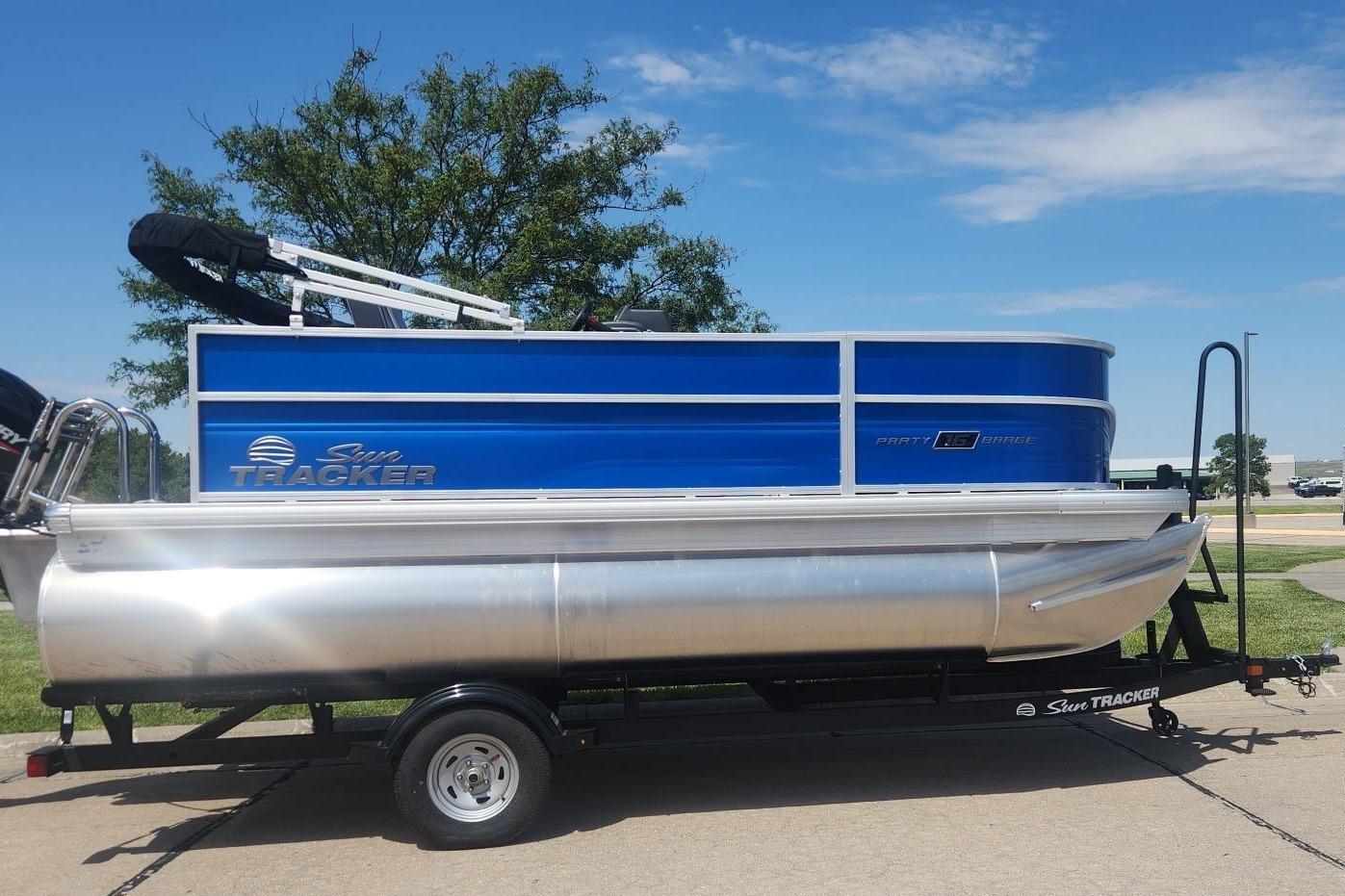 2026 Sun Tracker Party Barge 16 DLX
