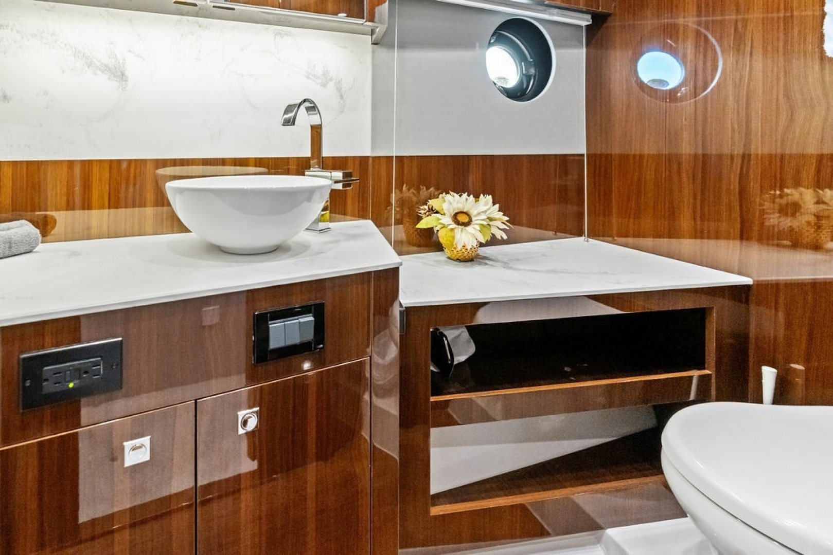 2022 Cruisers Yachts 46 CANTIUS - Image 41