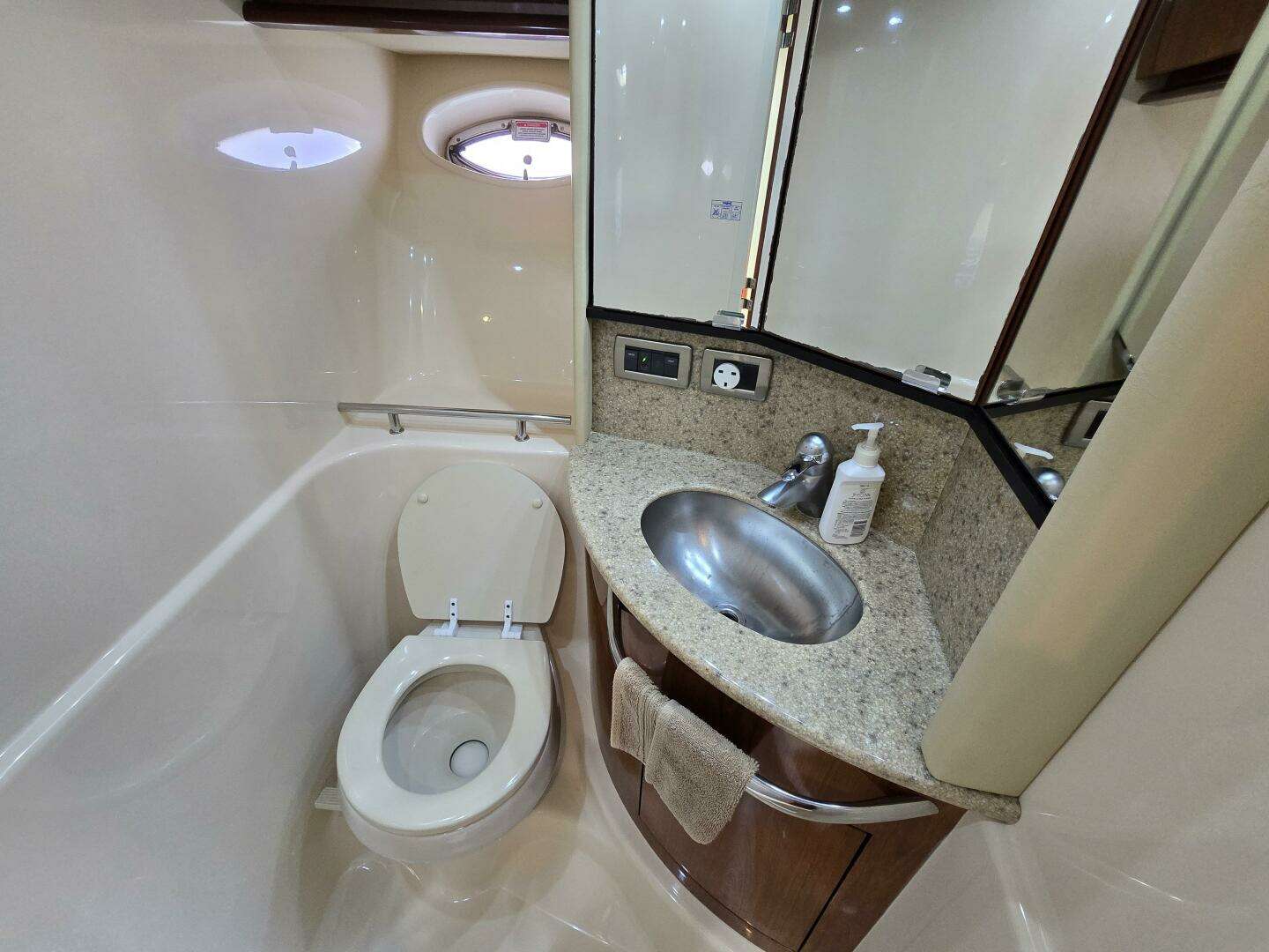 2004 Sea Ray 455 - Image 22