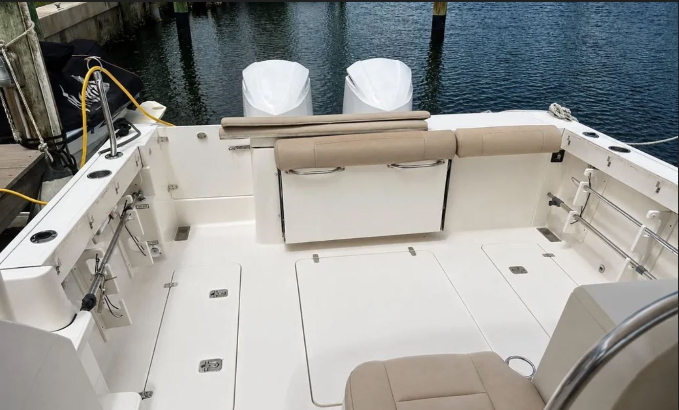 2016 Pursuit OS 325 Offshore boat with spacious deck.