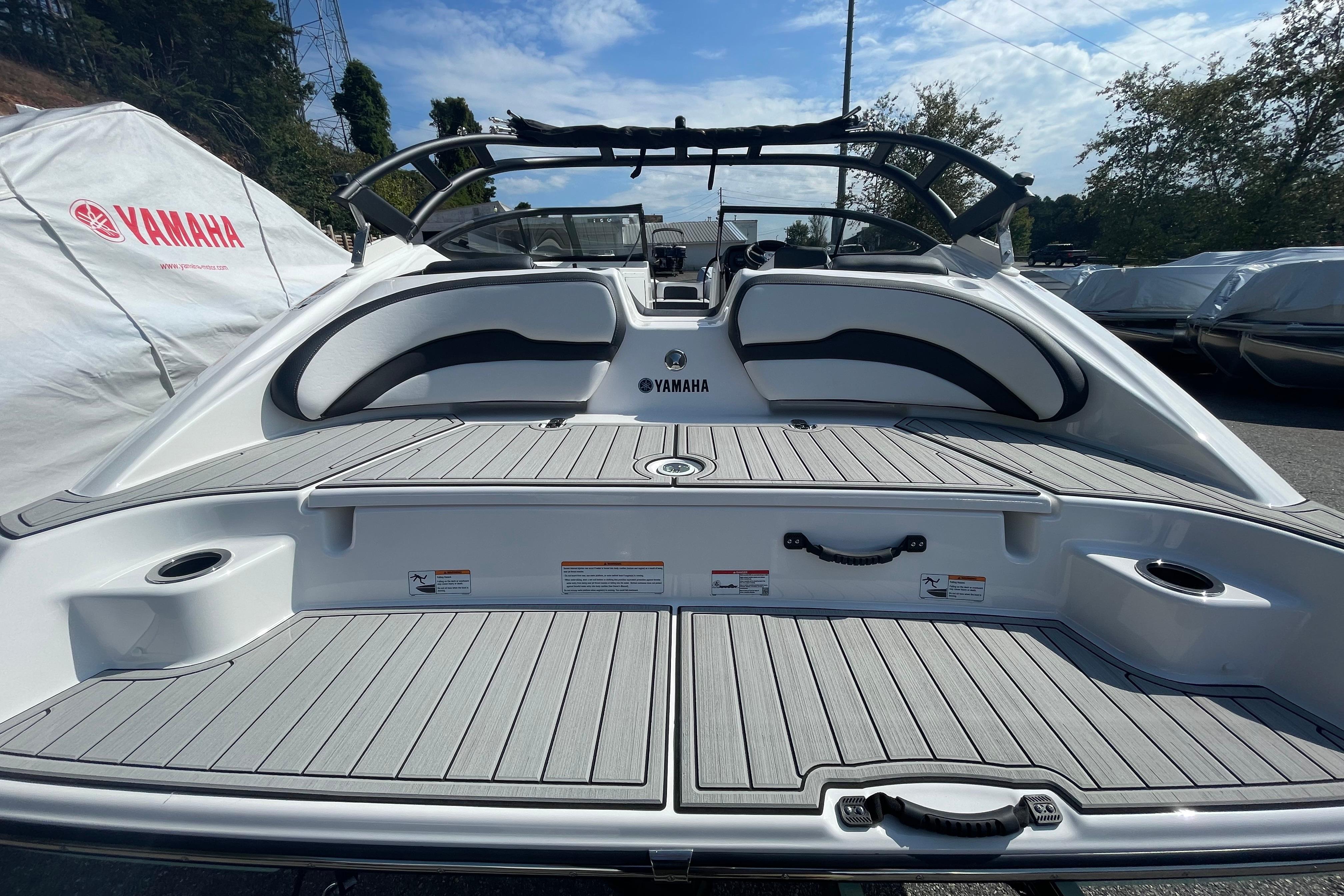 2026 Yamaha Boats AR195, rear view, showcasing spacious deck and seating area.