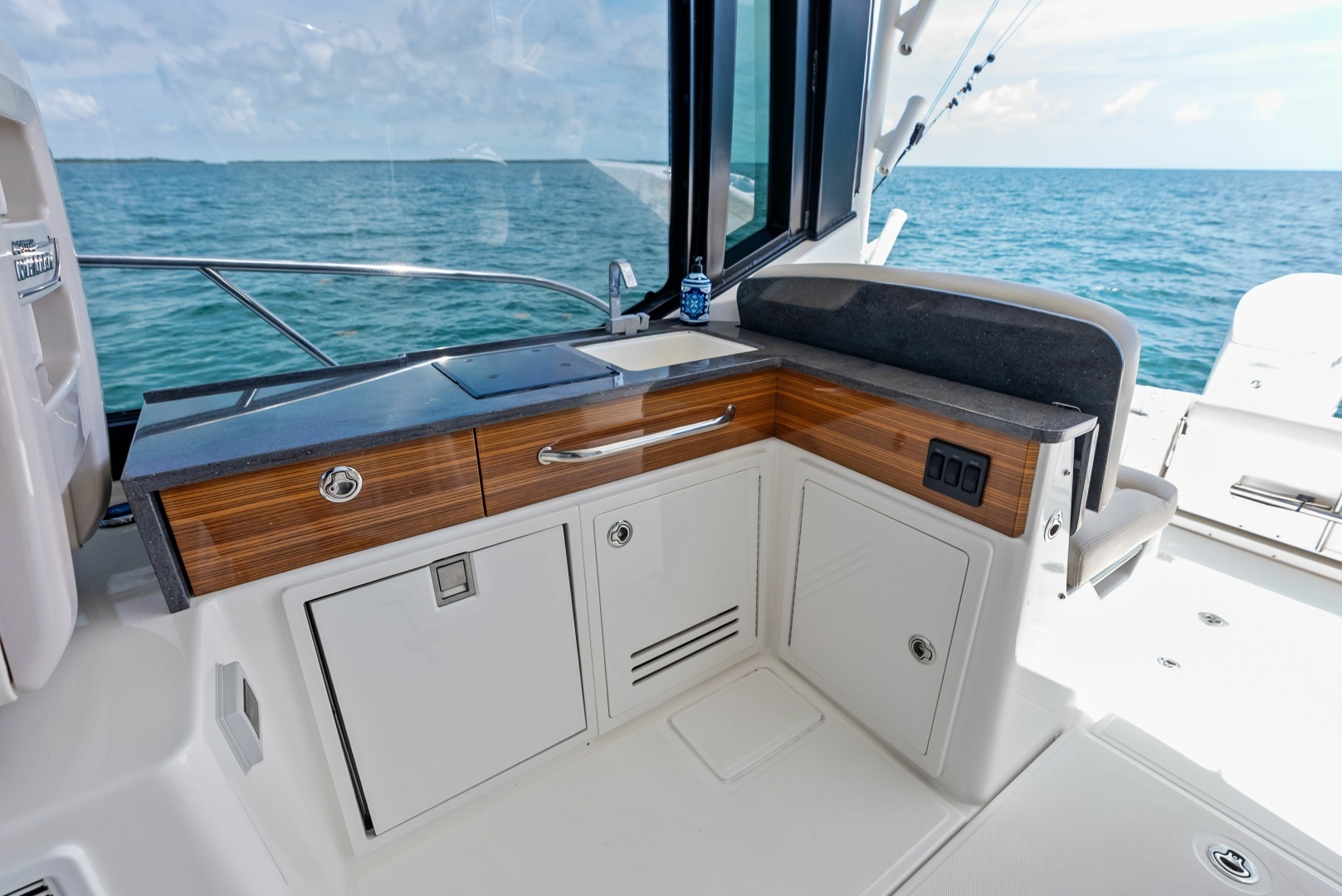 2023 Boston Whaler 405 Conquest - Image 24