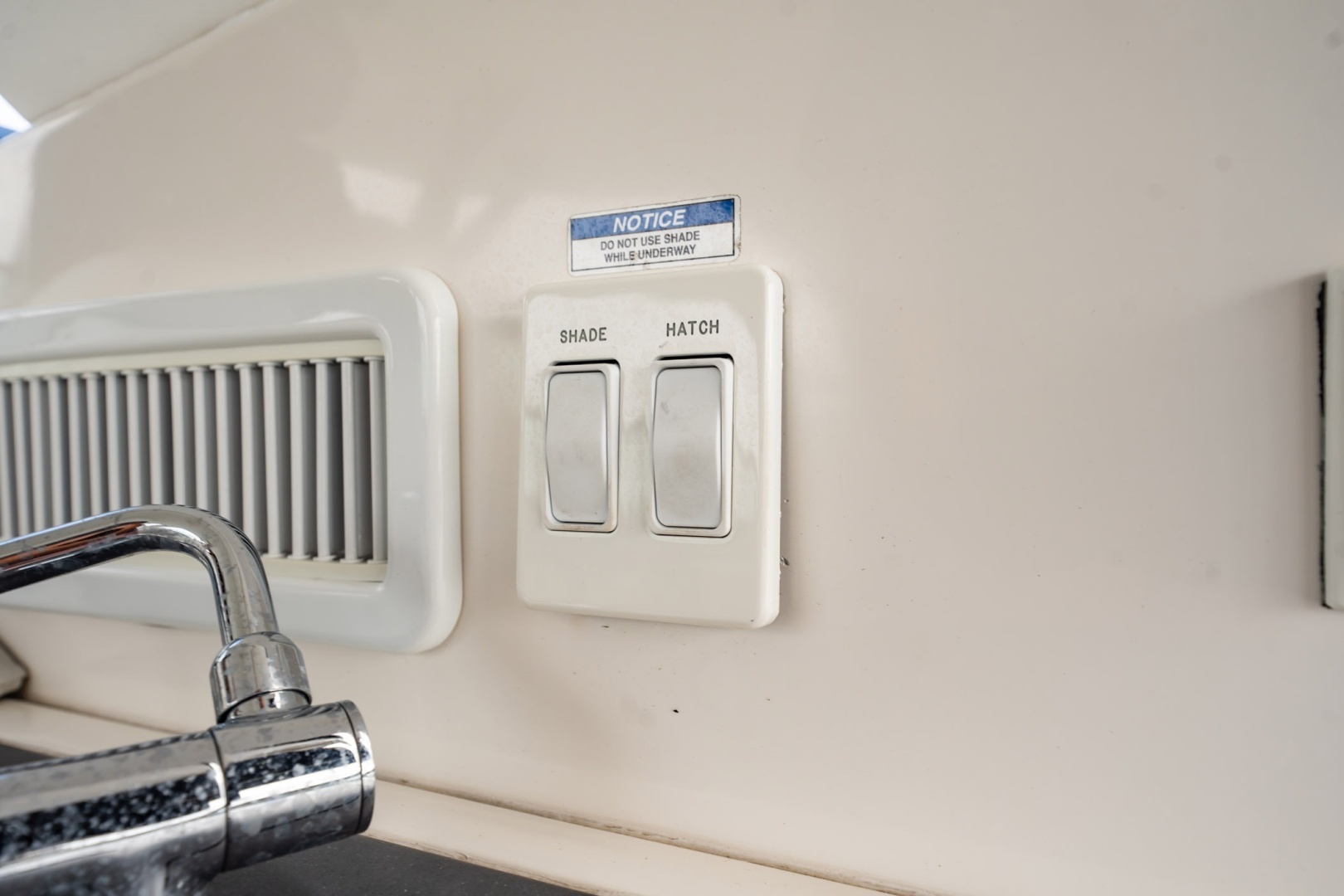 2021 Sea Ray Sundancer 320 Outboard - Image 27