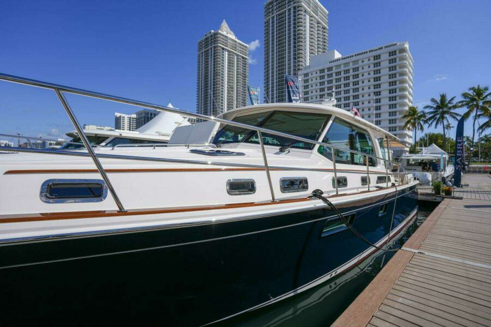 2027 Sabre 51 Salon Express - Image 4