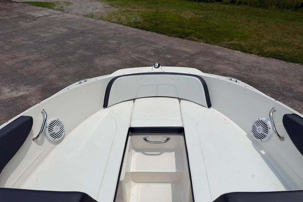 Bow seating area of a 2016 Sea Ray 21 SPX boat with speakers and cushions.