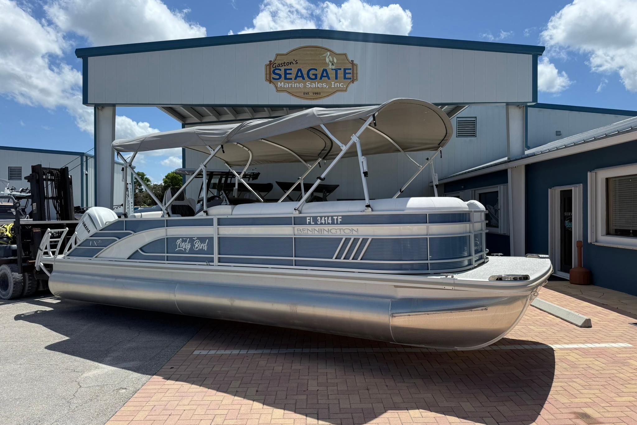 2022 Bennington LX 26 Swingback