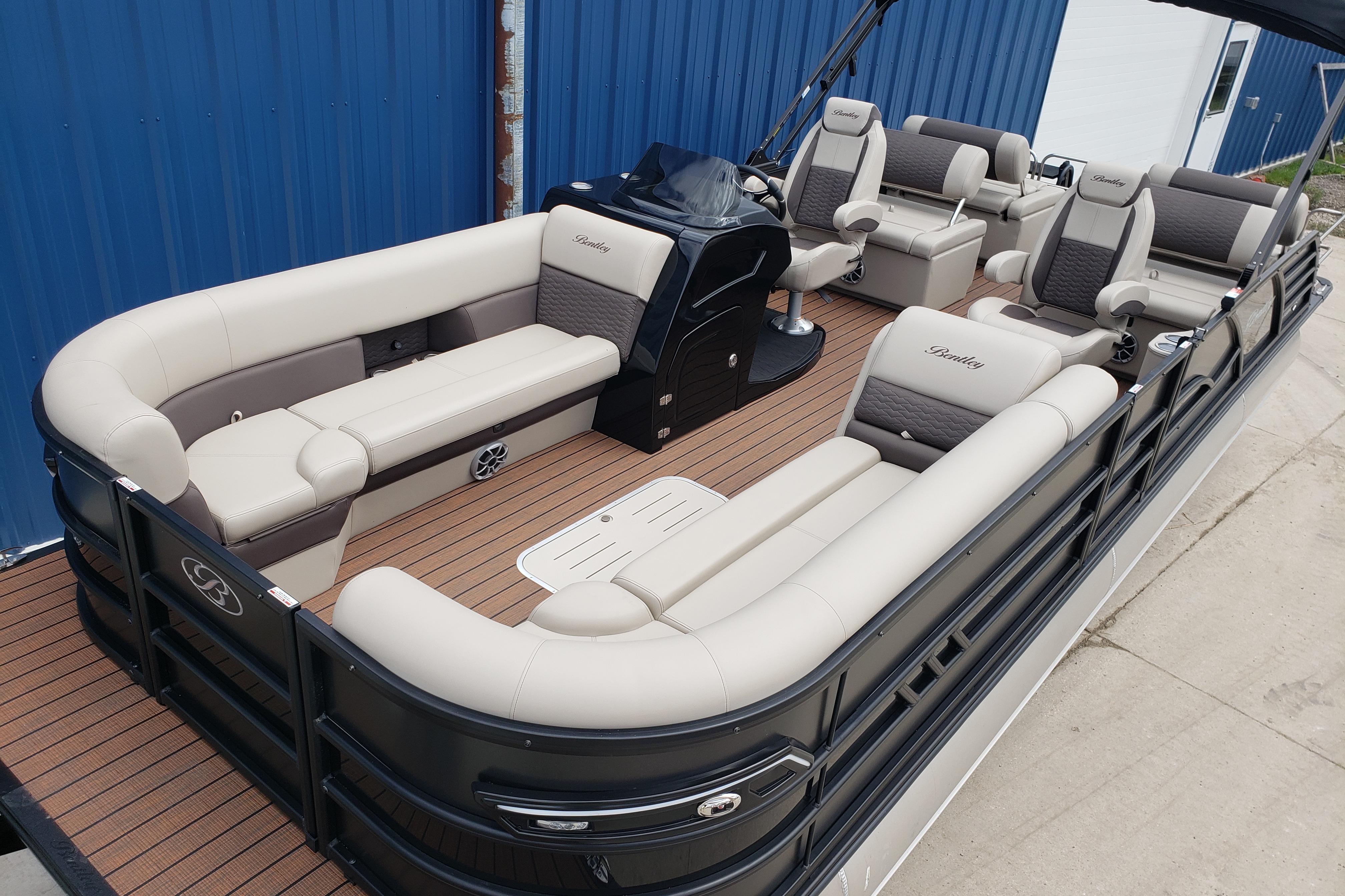 2026 Bentley Pontoons Elite 253 QSB with luxurious seating and sleek design.