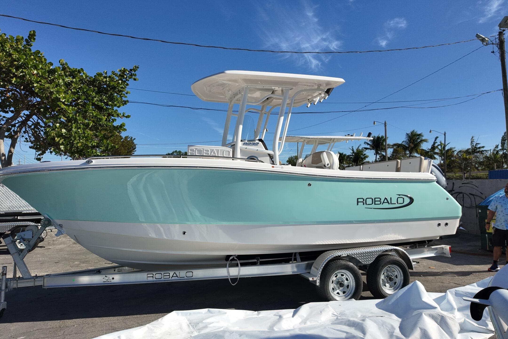 2025 Robalo R232 Explorer