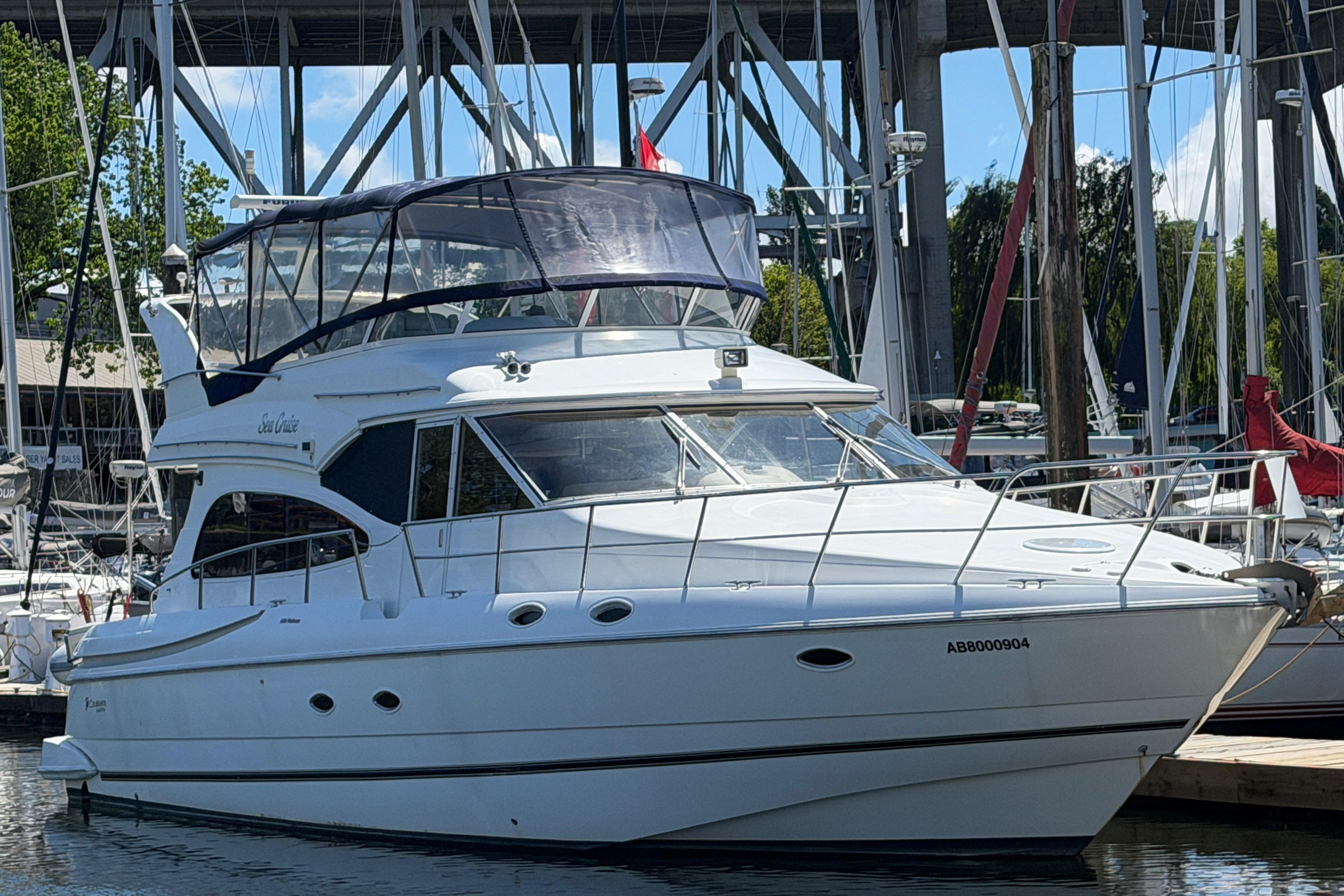 2001 Cruisers Yachts 5000 Sedan Sport