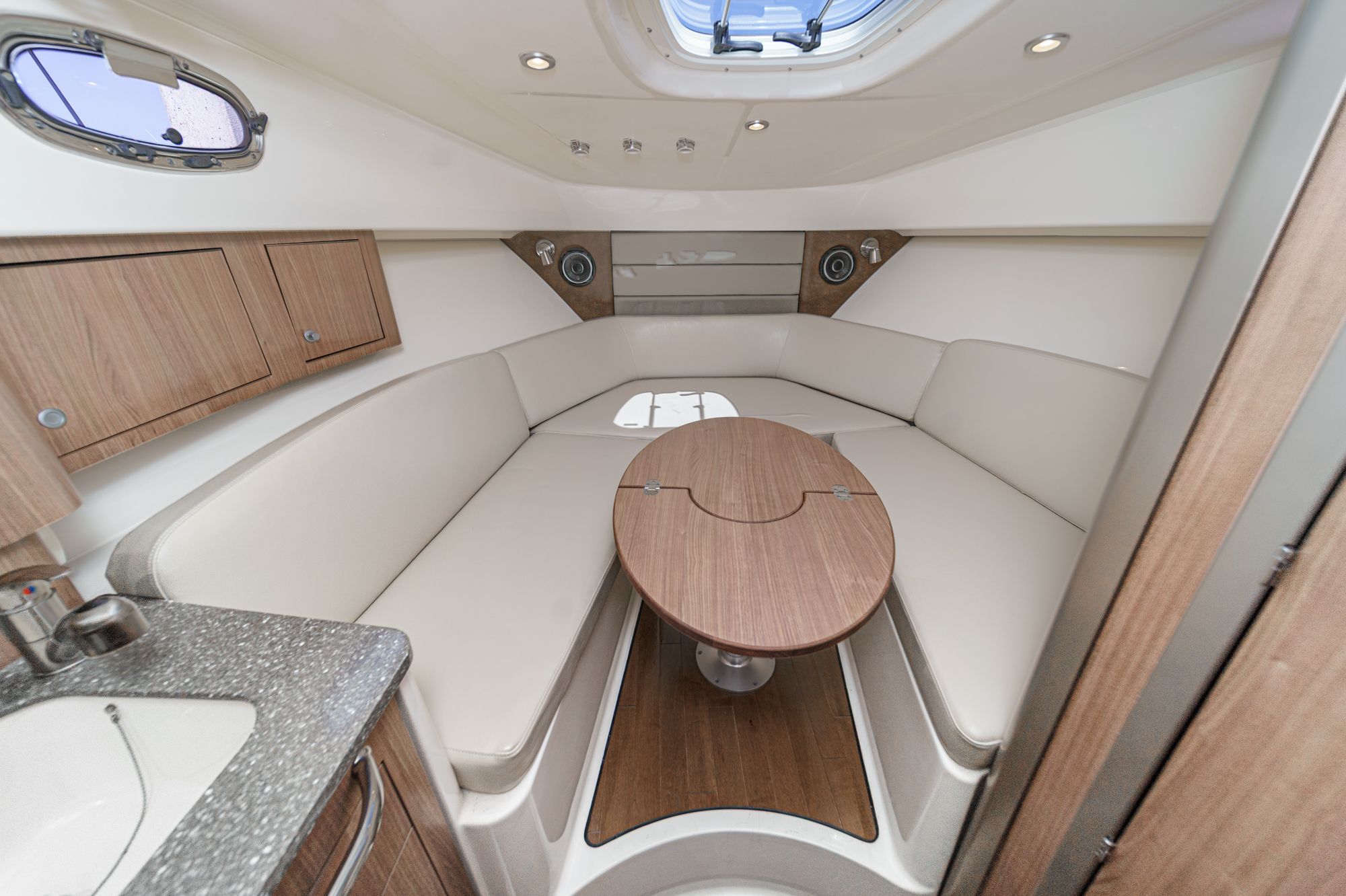 2018 Boston Whaler 315 Conquest - 11