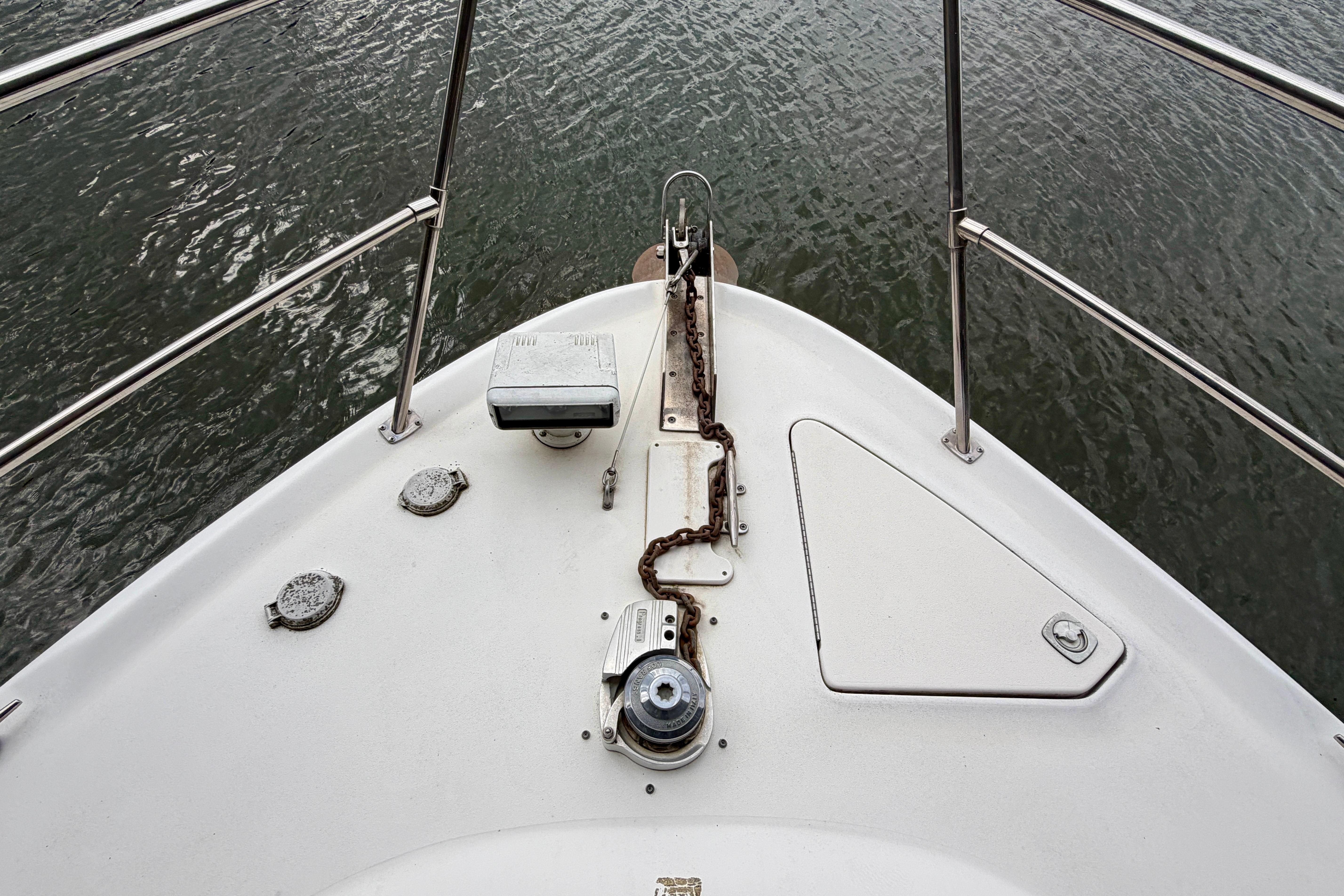 Bow of 1999 Sea Ray 400 Sundancer yacht with anchor chain and railing.