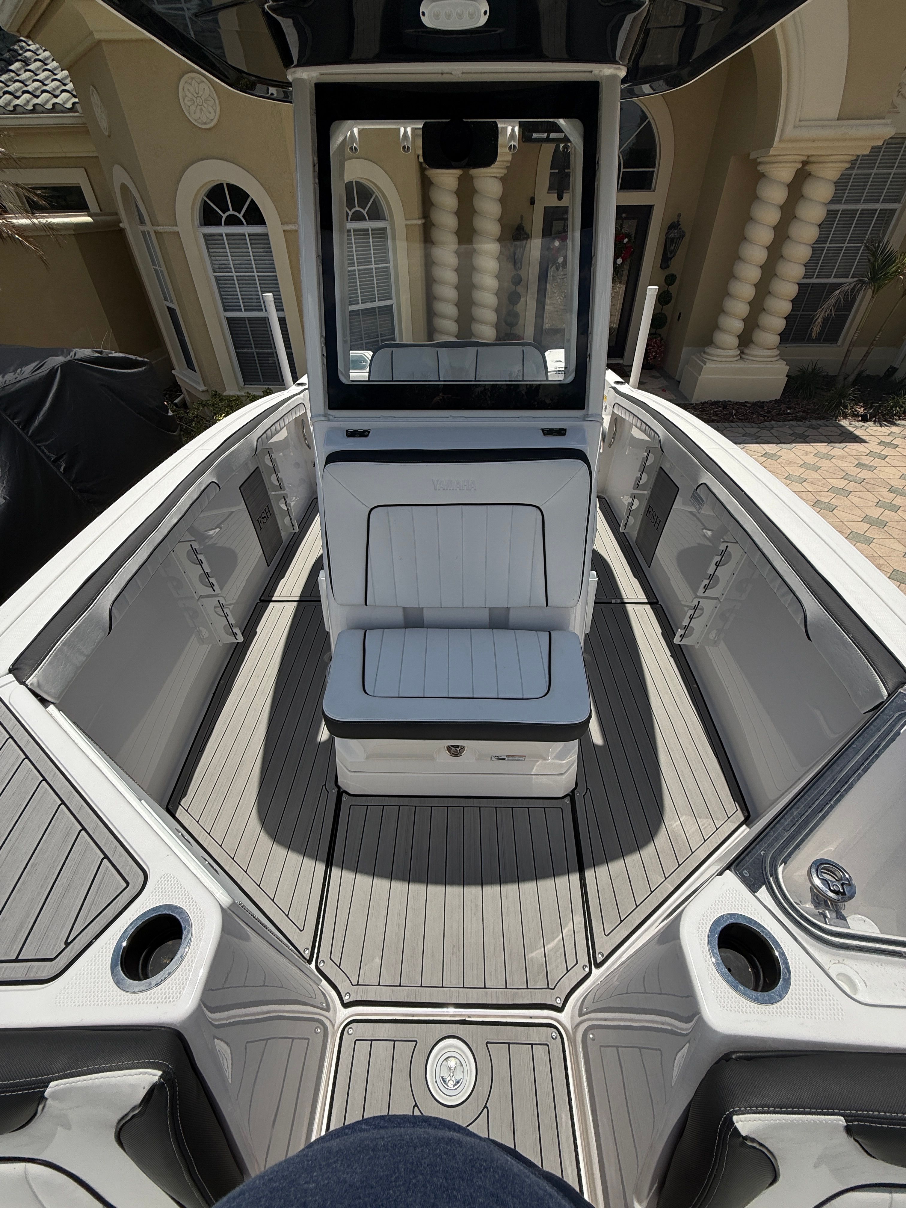 Yamaha 252 FSH Sport 2024: Spacious deck with seating, cup holders, and modern design.