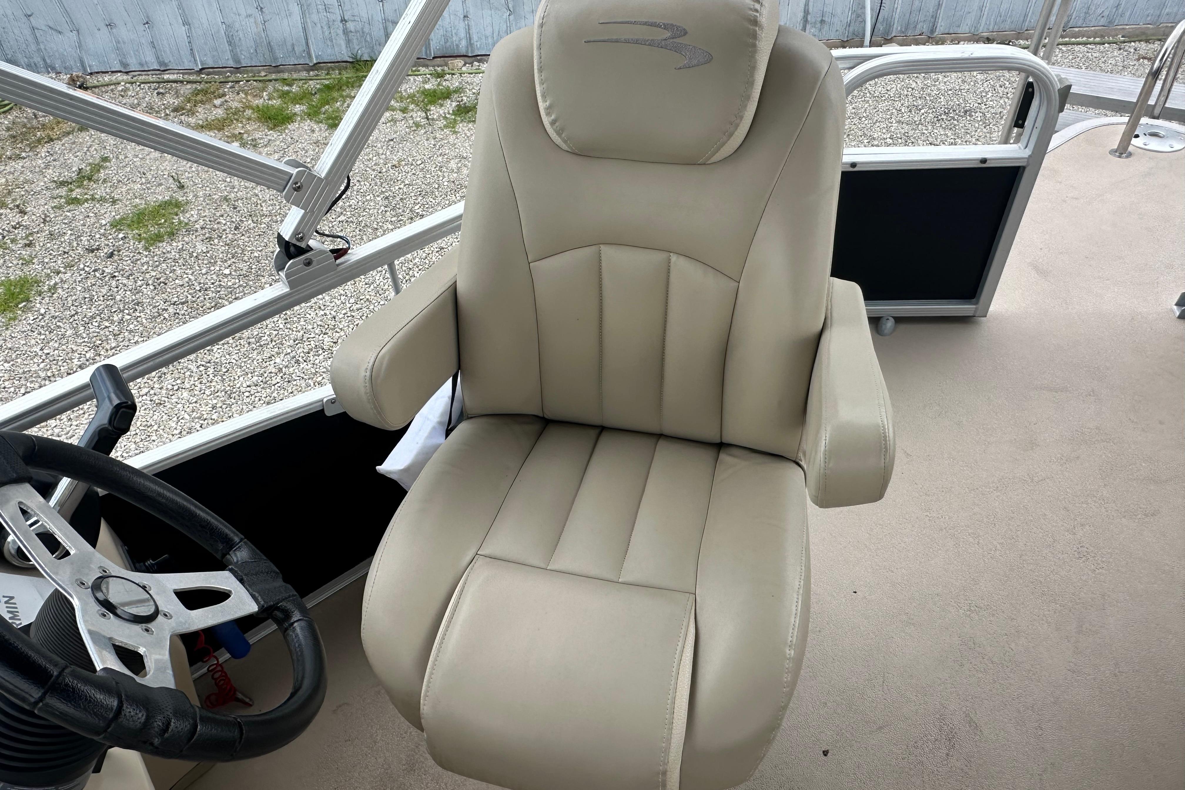 Captain's chair on a 2014 Bennington S22 pontoon boat, featuring beige upholstery.