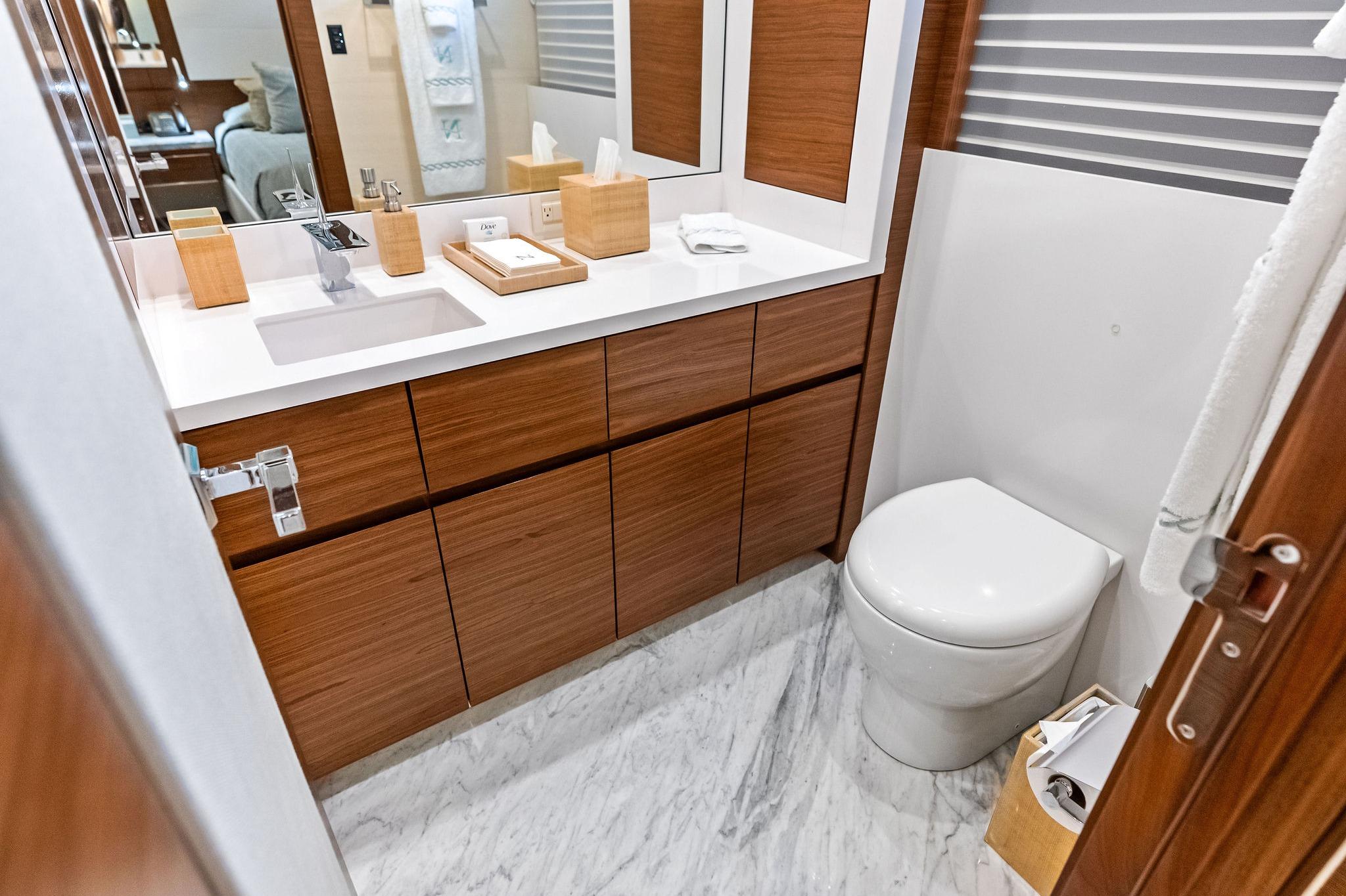 Twin guest cabin head