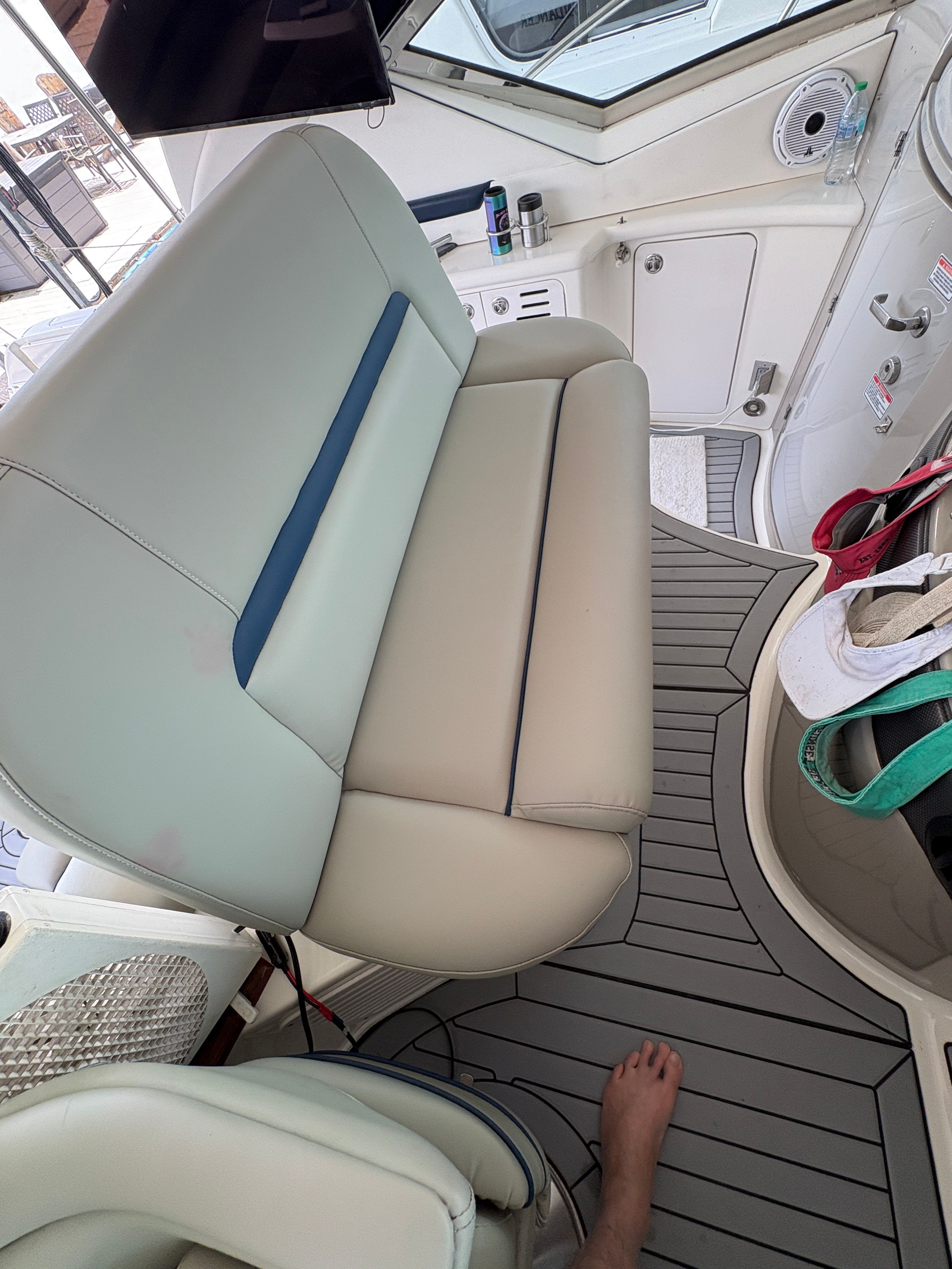 Interior of a 2005 Sea Ray 420 Sundancer yacht.