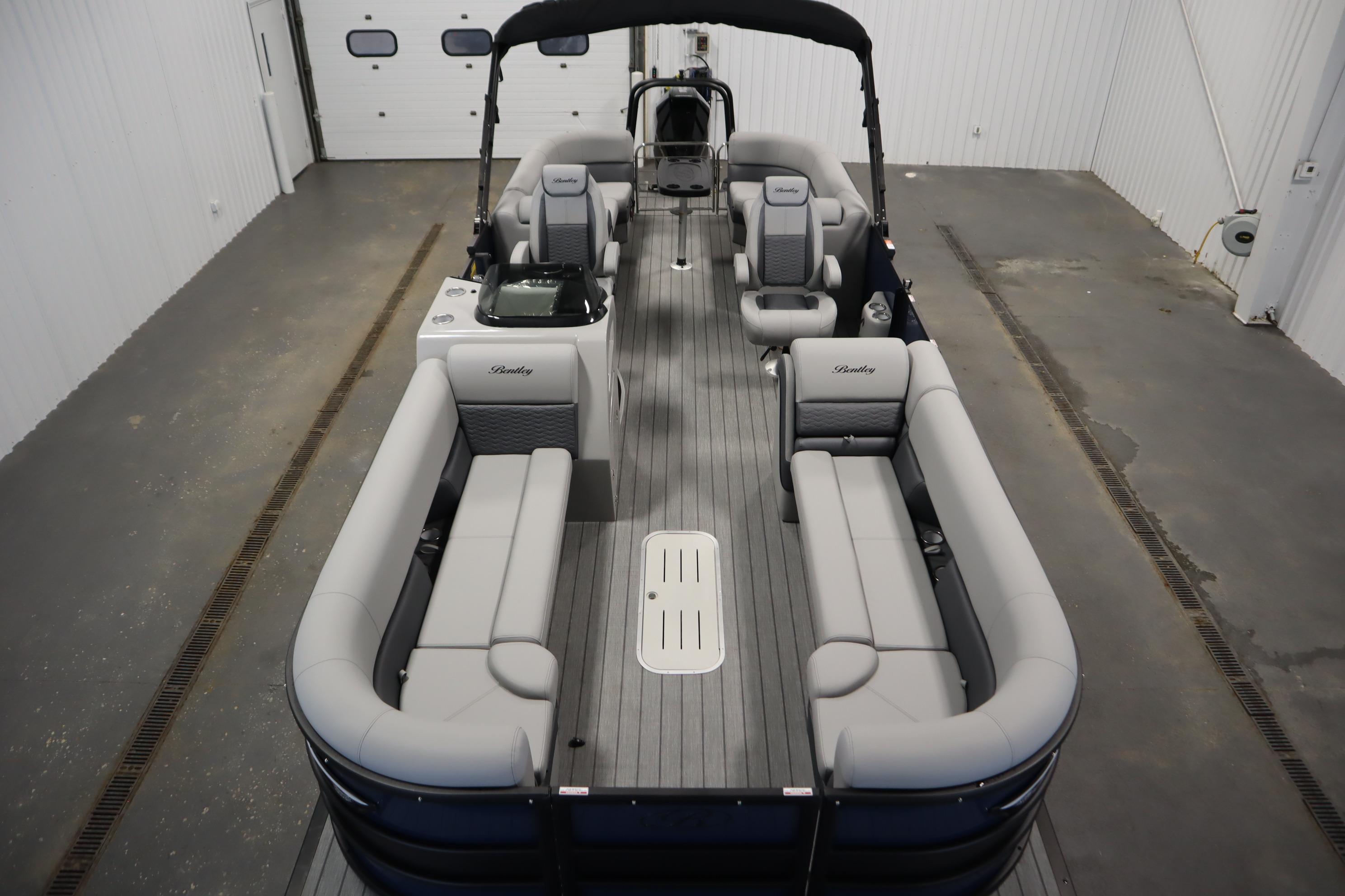 2025 Bentley Pontoons Elite 253 Admiral Tri-toon with spacious seating and modern design.