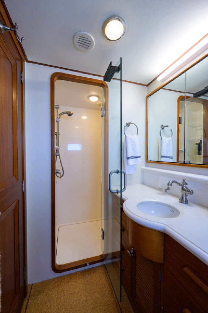 2003 New England Boatworks Enclosed Raised Pilothouse - Image 27