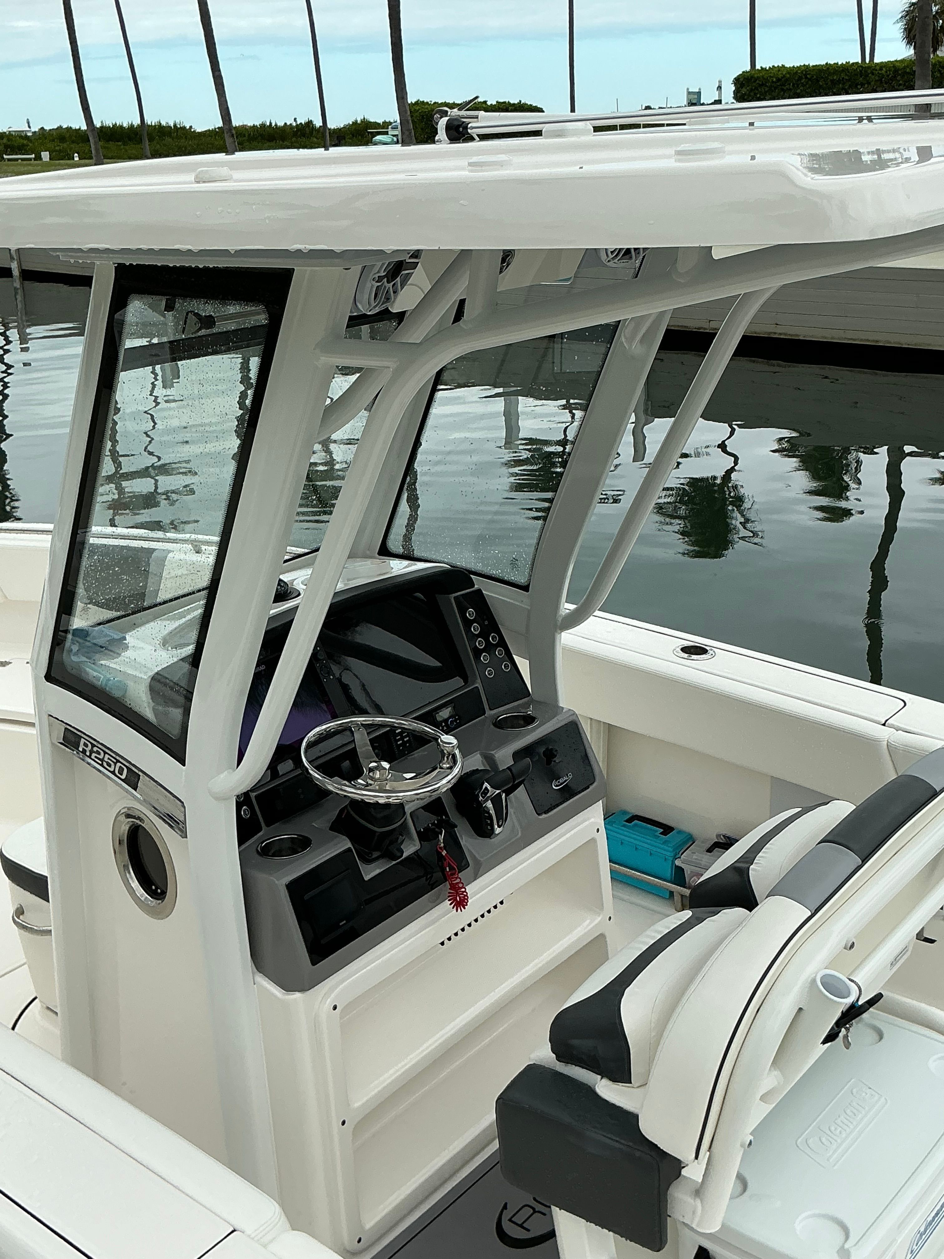 2023 Robalo R250 Center Console - 11
