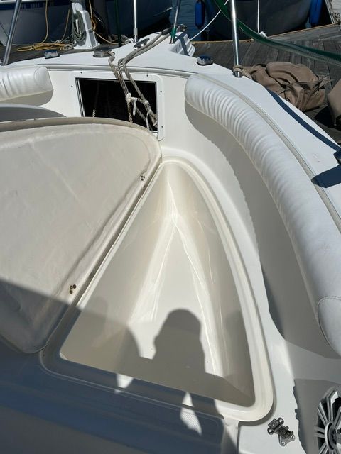 The image shows the deck of an Aquasport Osprey 250 boat with white upholstery.