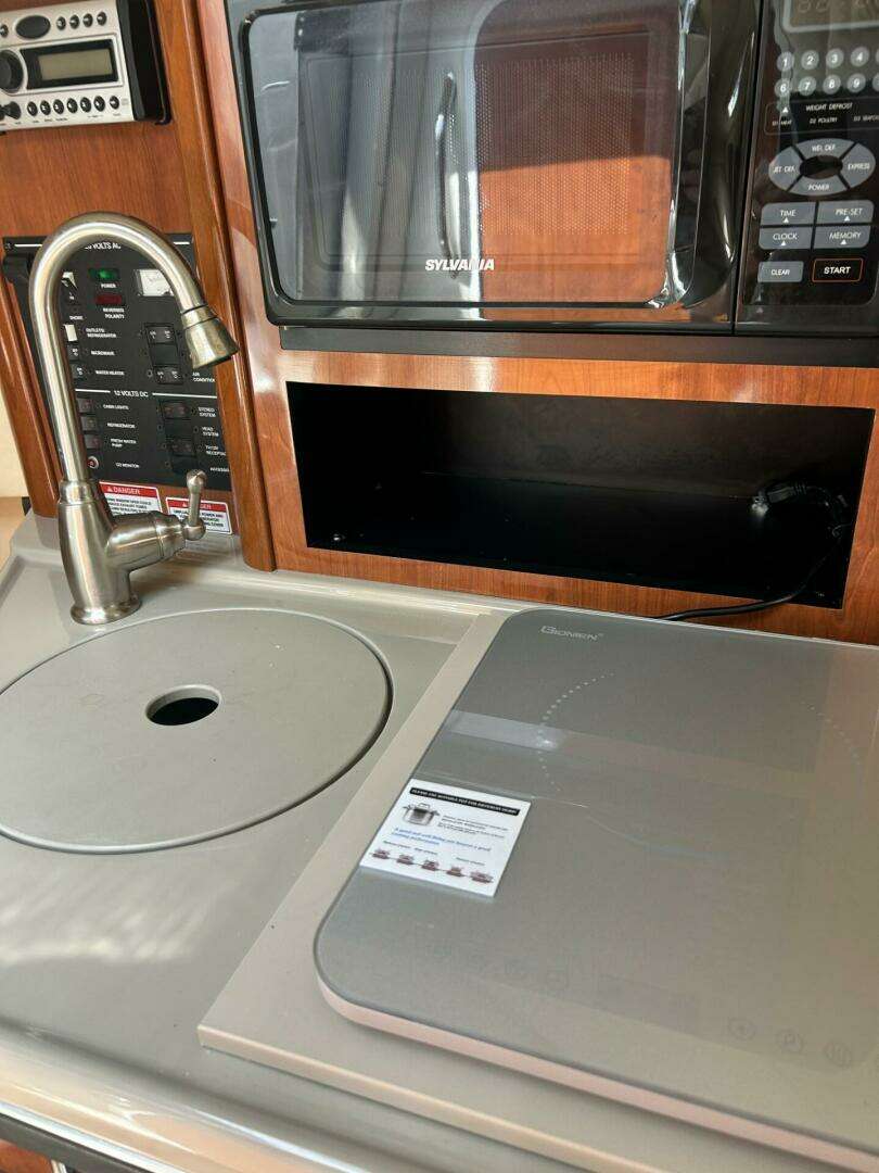 2007 Sea Ray 240 Sundancer - Image 4