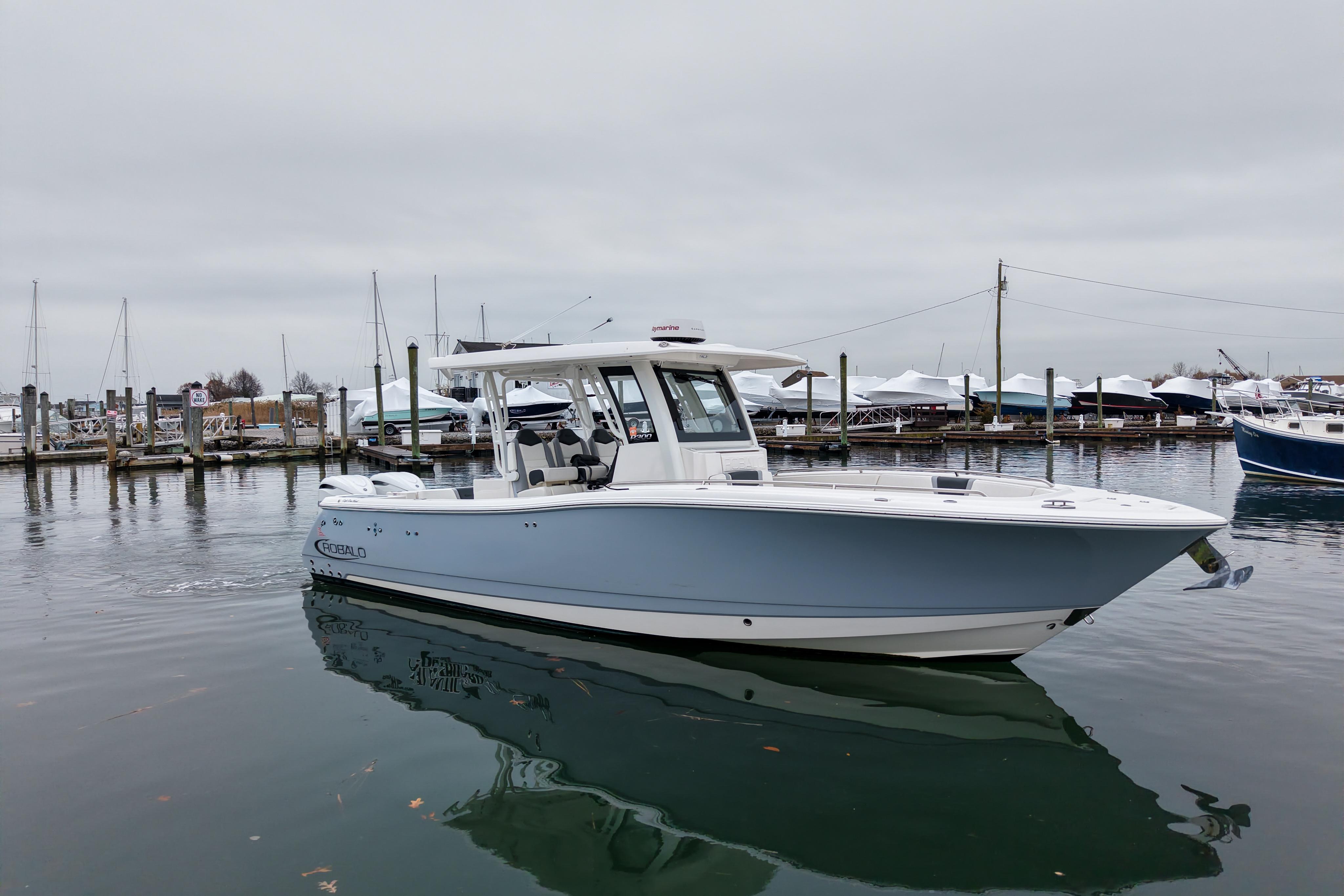 2025 Robalo R300 Center Console
