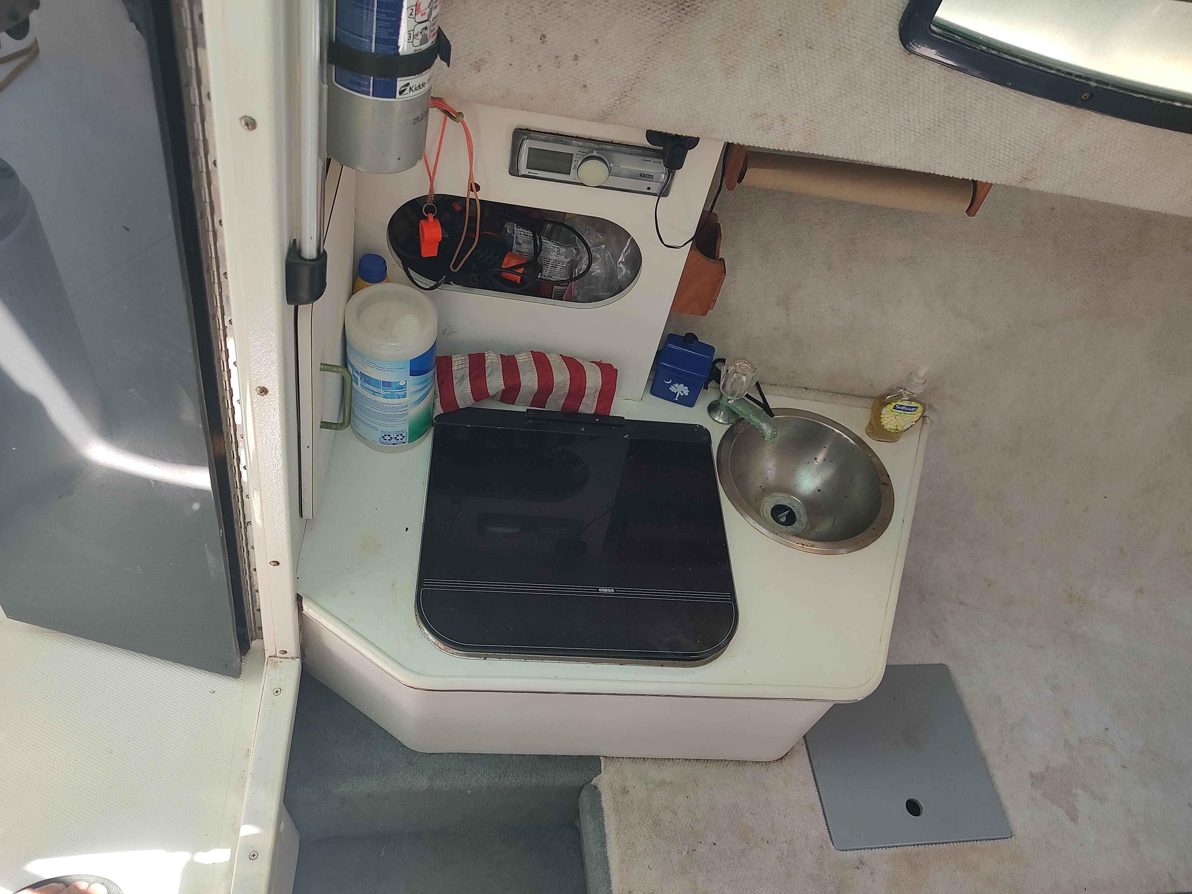 2001 Wellcraft 24 Walkaround - 9
