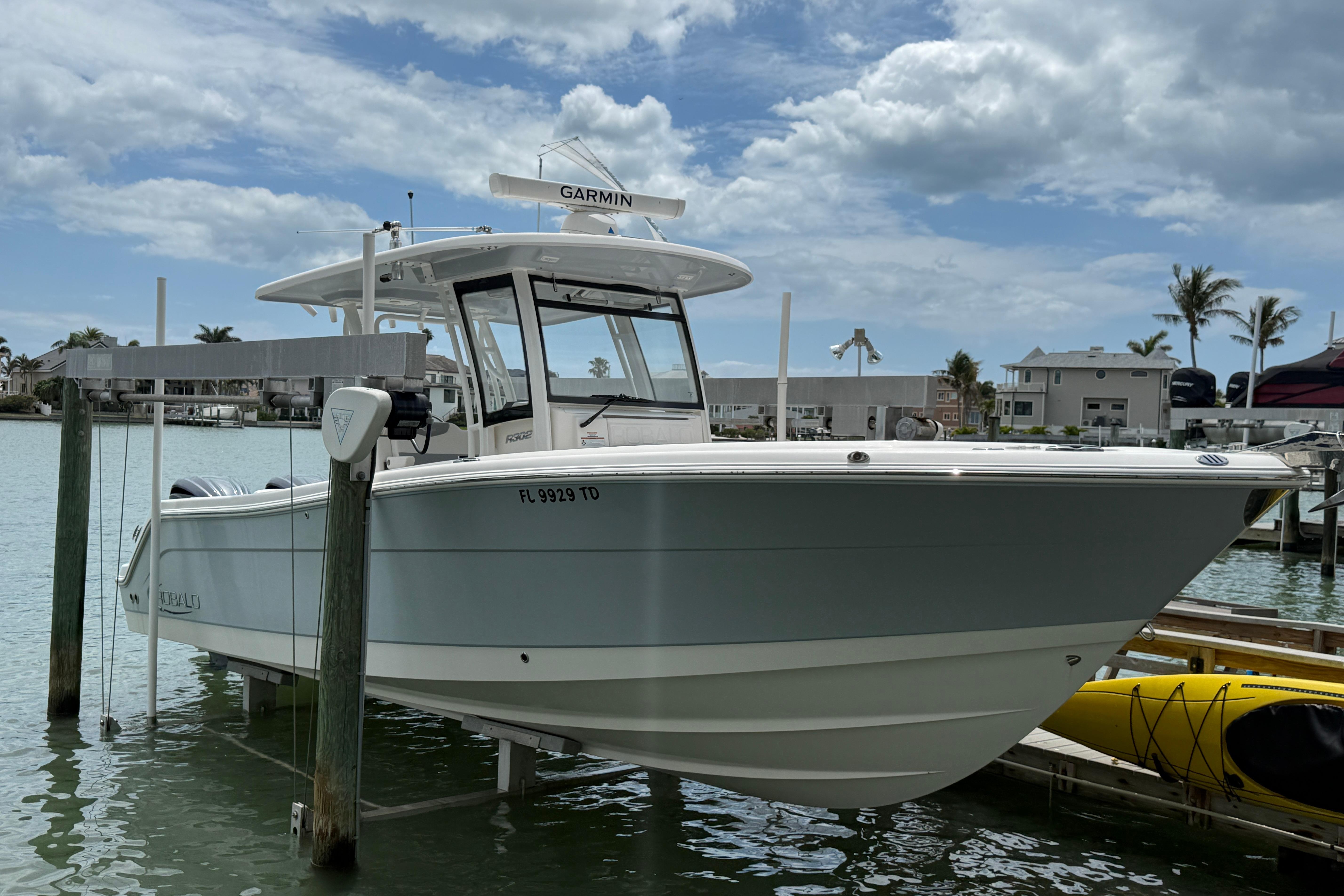 2022 Robalo R302 Center Console