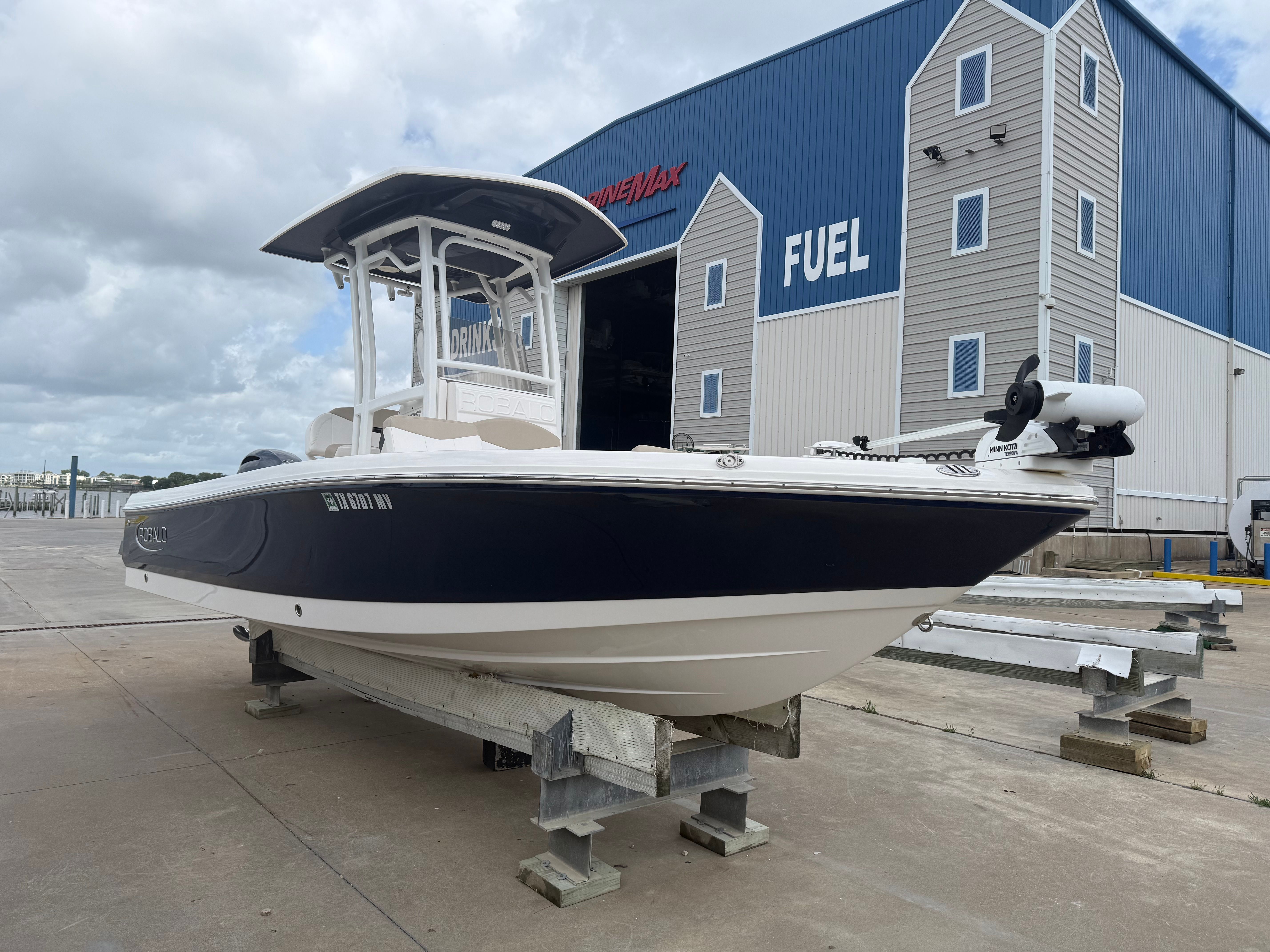 2021 Robalo Cayman 226