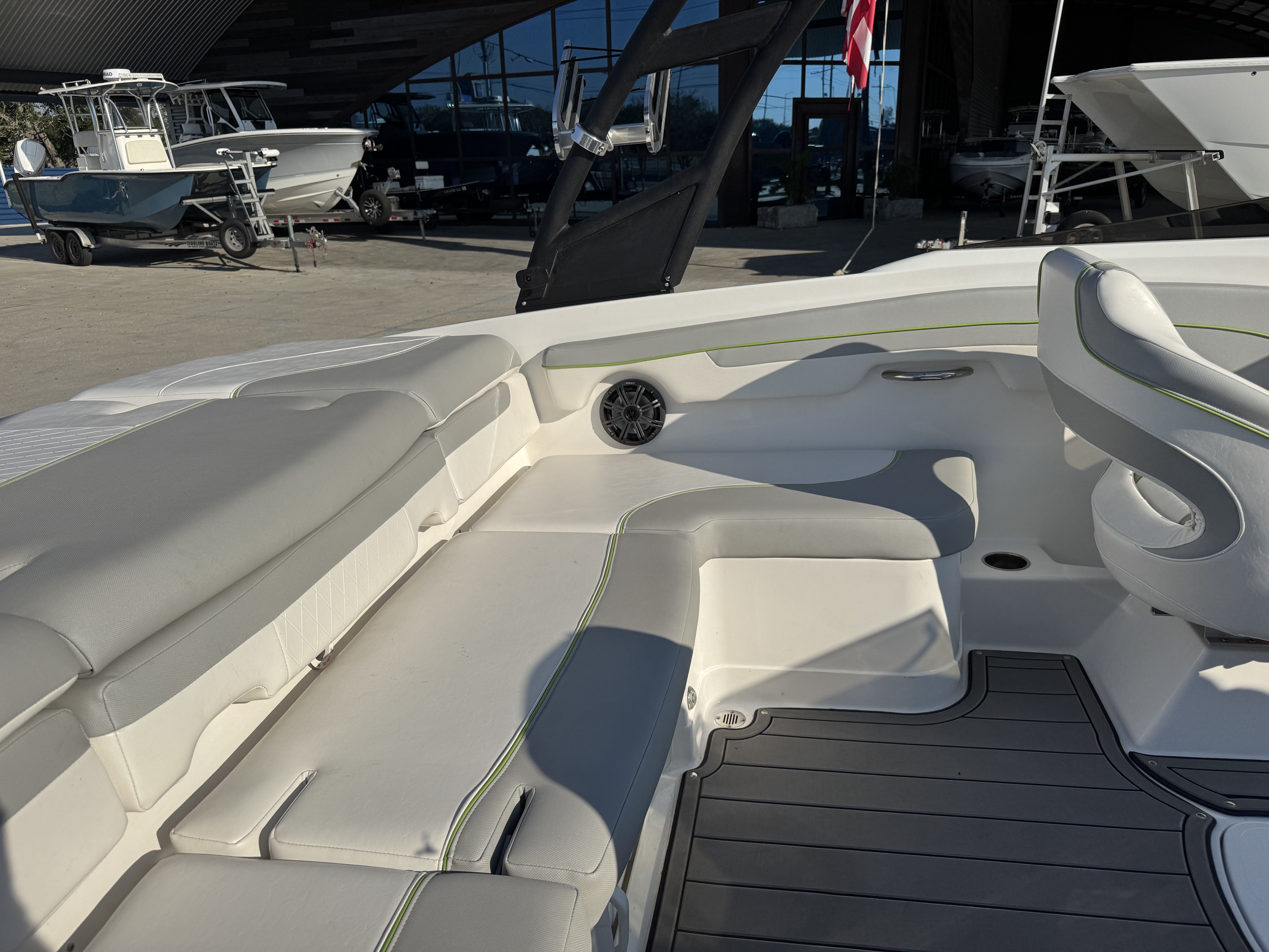 2023 Tahoe 210 Si Limited - 16