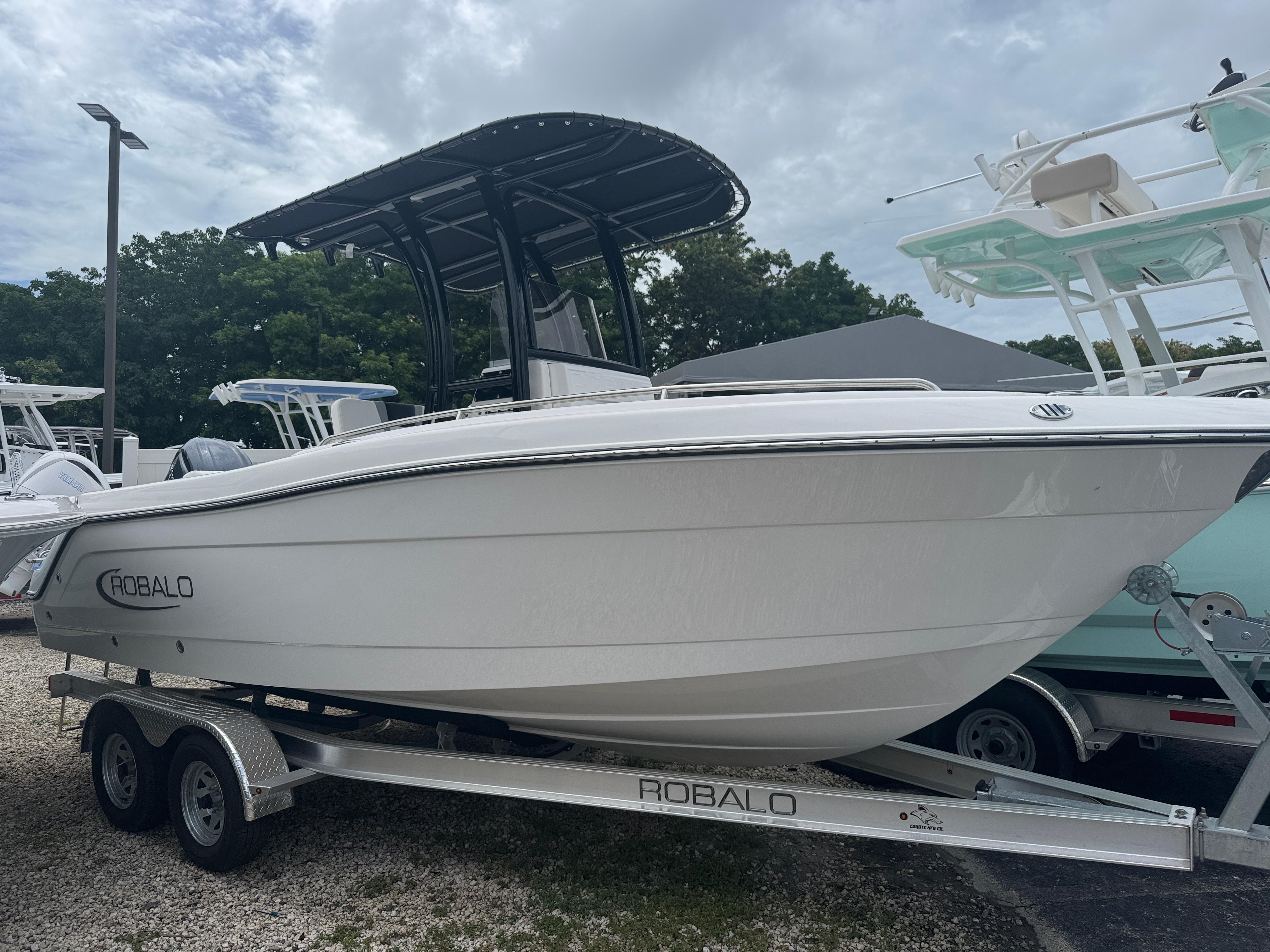 2025 Robalo R222 Center Console
