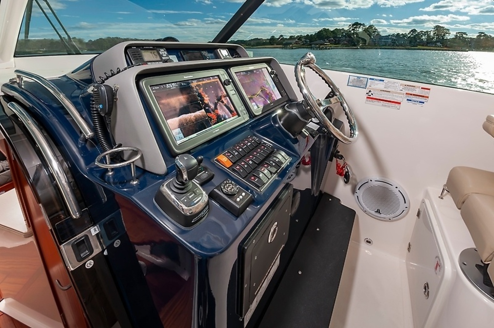 2015 Pursuit 385 OS - Image 21