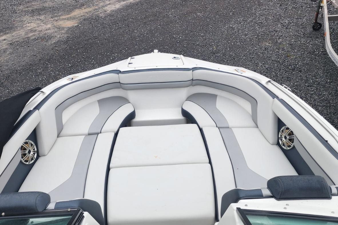 2015 Yamaha Boats 212X interior with white and gray seating, featuring built-in speakers.