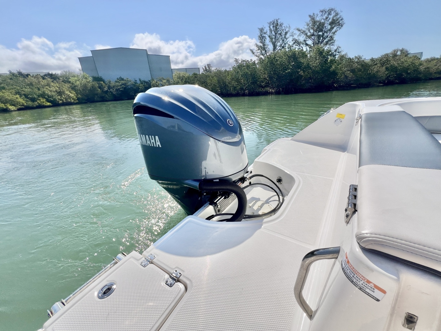 2021 Robalo R242 Explorer - Image 9