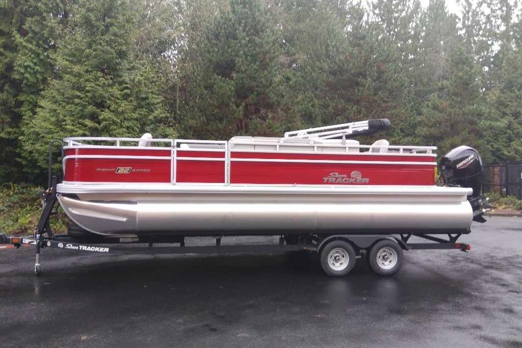 2026 Sun Tracker Fishin' Barge 22 DLX