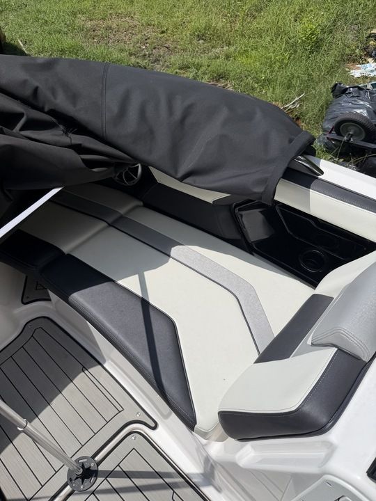 The image shows the interior of a 2022 Yamaha 212SD boat with cushioned seating.