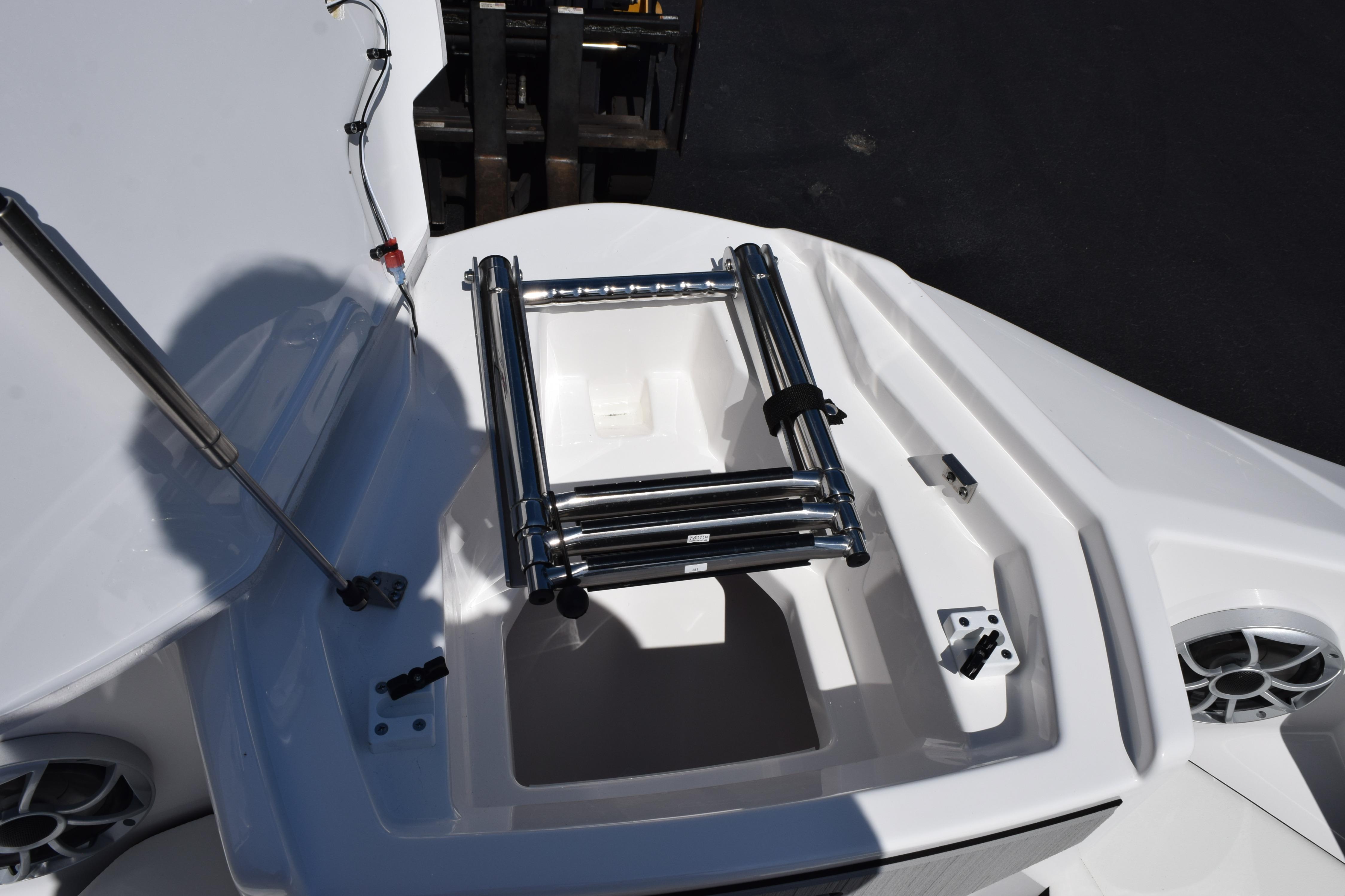 2026 Yamaha Boats 222SE bow with ladder and storage compartment.