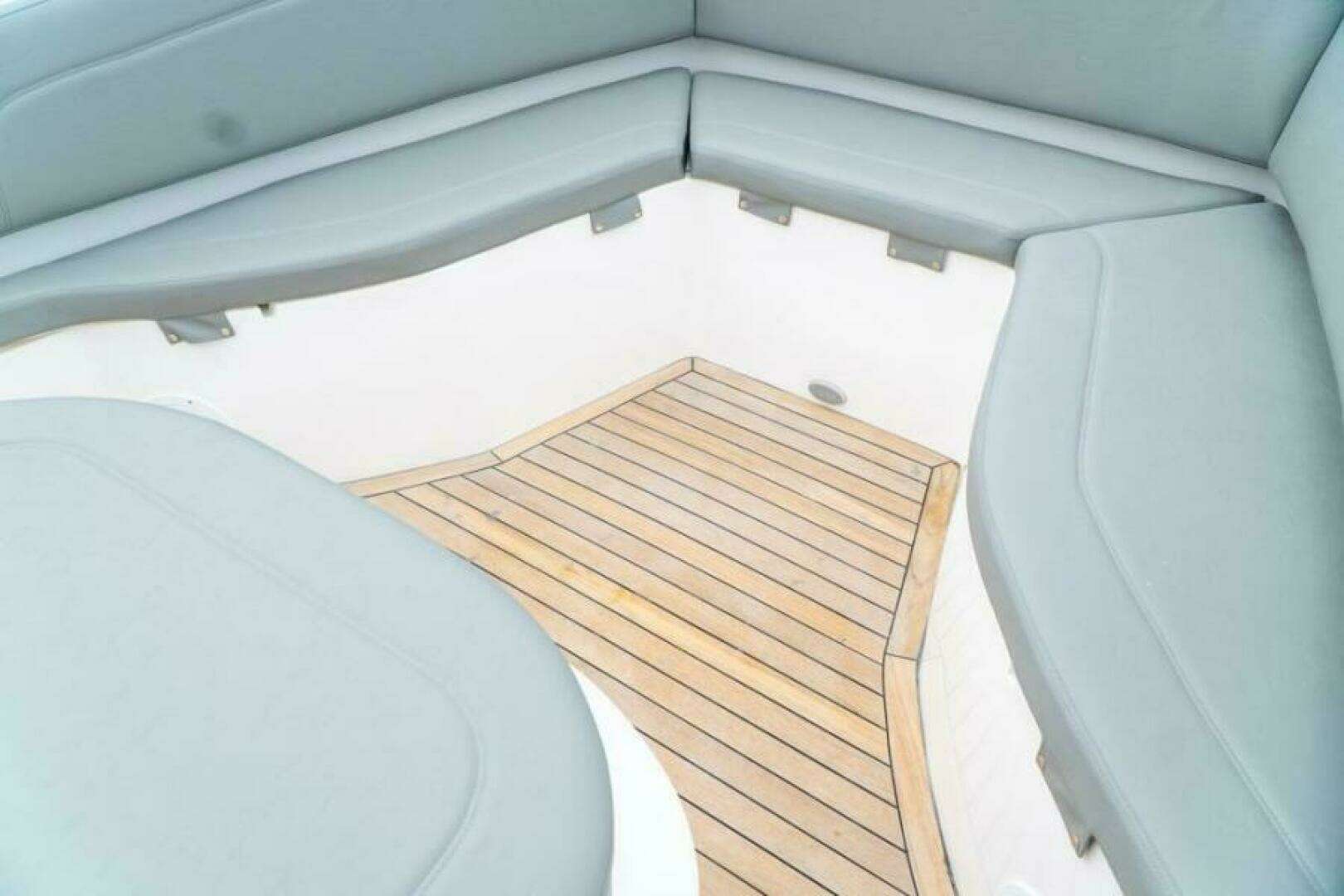 2025 Fishing Raptor 390 Solarium - Image 12