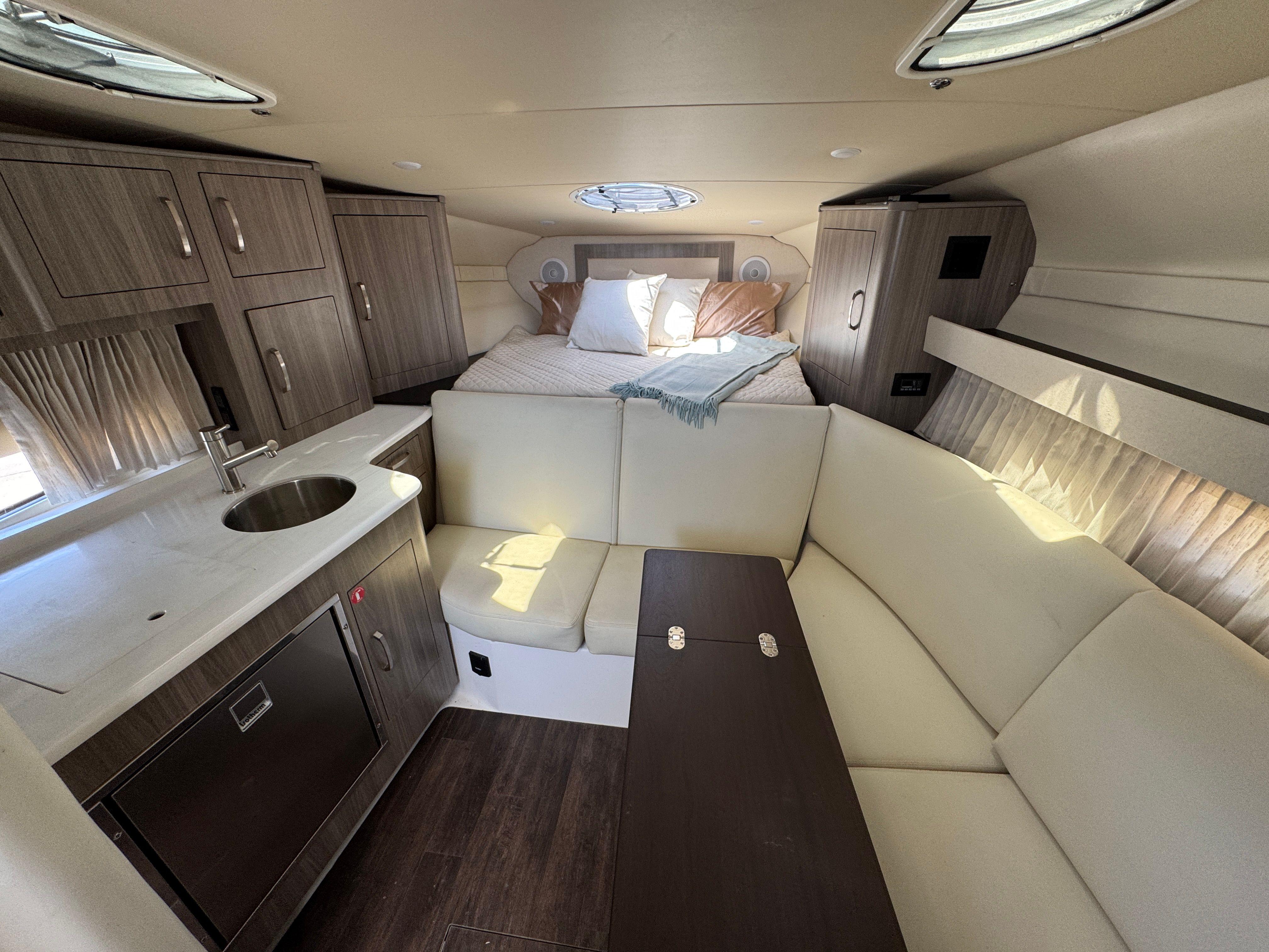 2023 REGAL 33 EXPRESS - Image 21