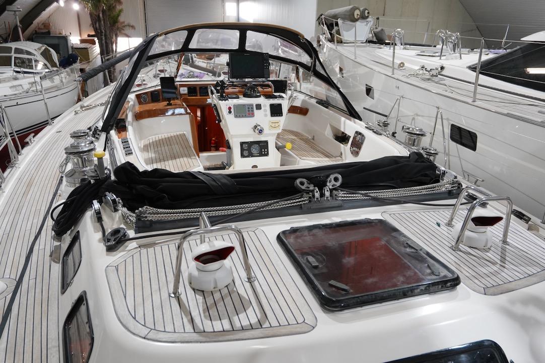 2009 Najad 511 yacht interior with sleek design and modern navigation equipment.