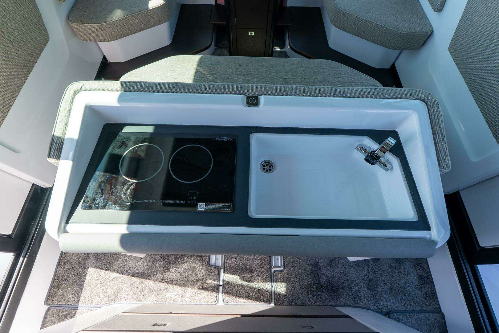 2025 Axopar Cross Cabin - Image 39