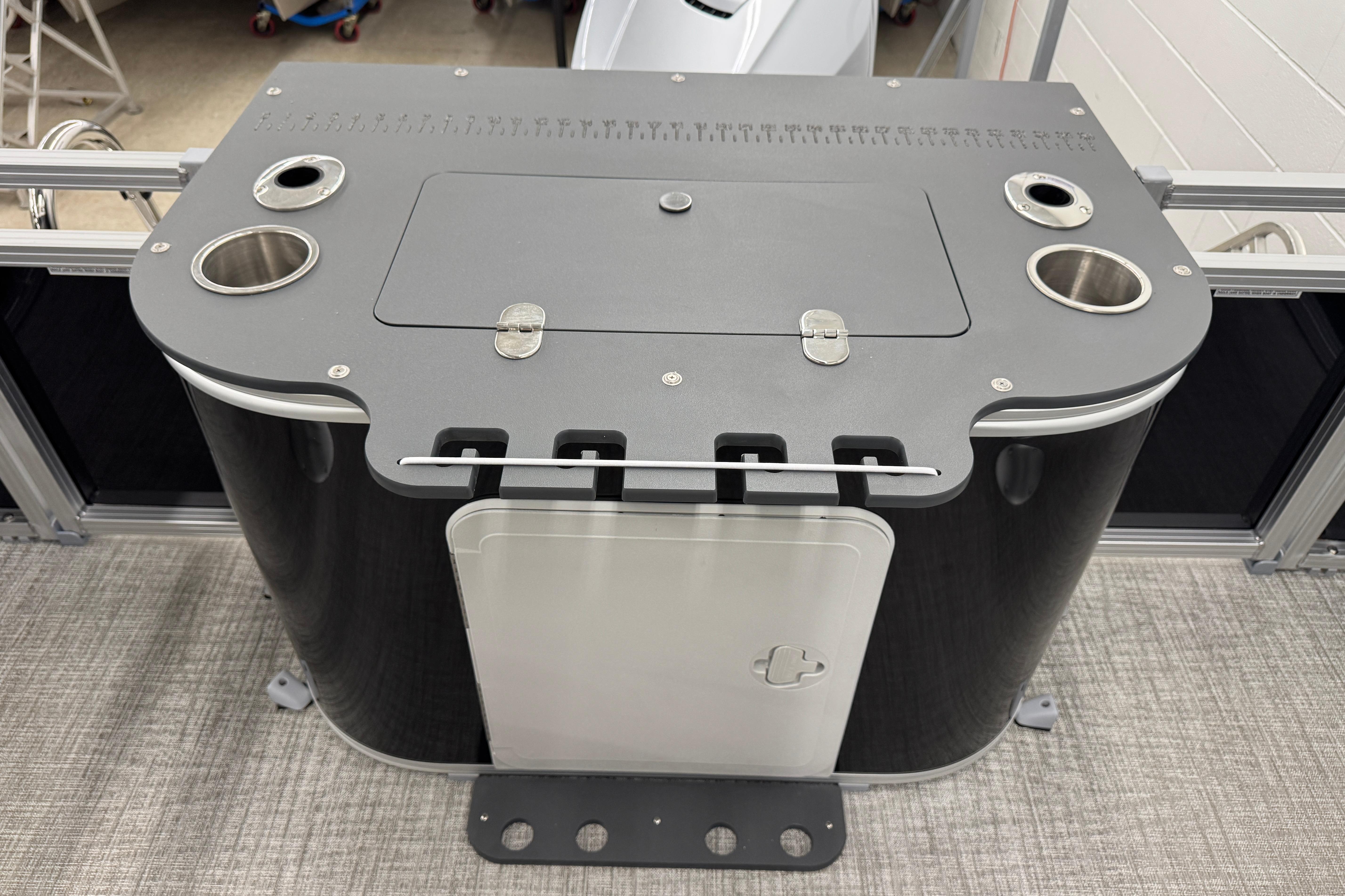 2026 Avalon Ventue 85 RF console with cup holders and storage compartment.