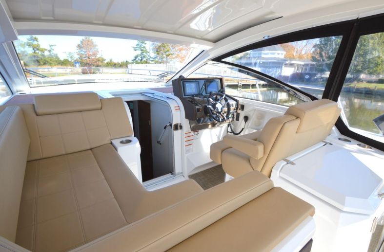 2016 Cruisers Yachts 390 Express Coupe - 7
