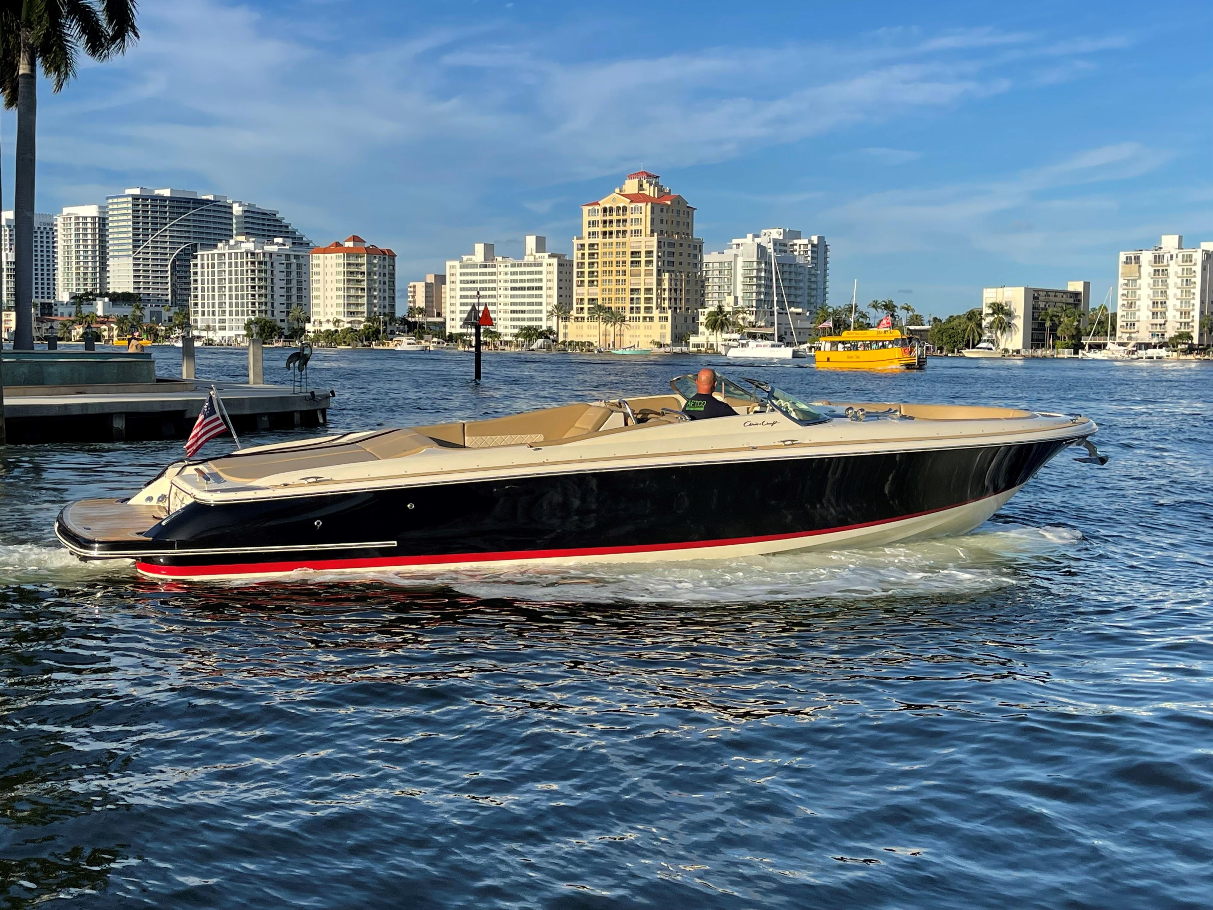 2015 Chris-Craft Launch 32