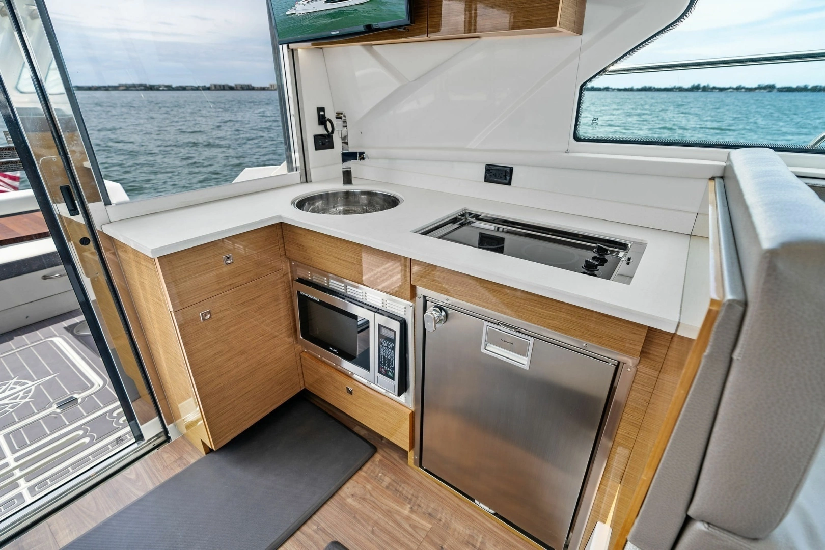 2019 Cruisers Yachts 42 Cantius - Image 15