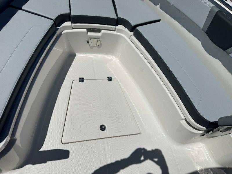 2026 Robalo R300 Center Console - 12