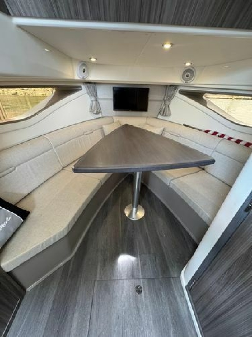 2021 Sea Ray Sundancer 320 Outboard - Image 21