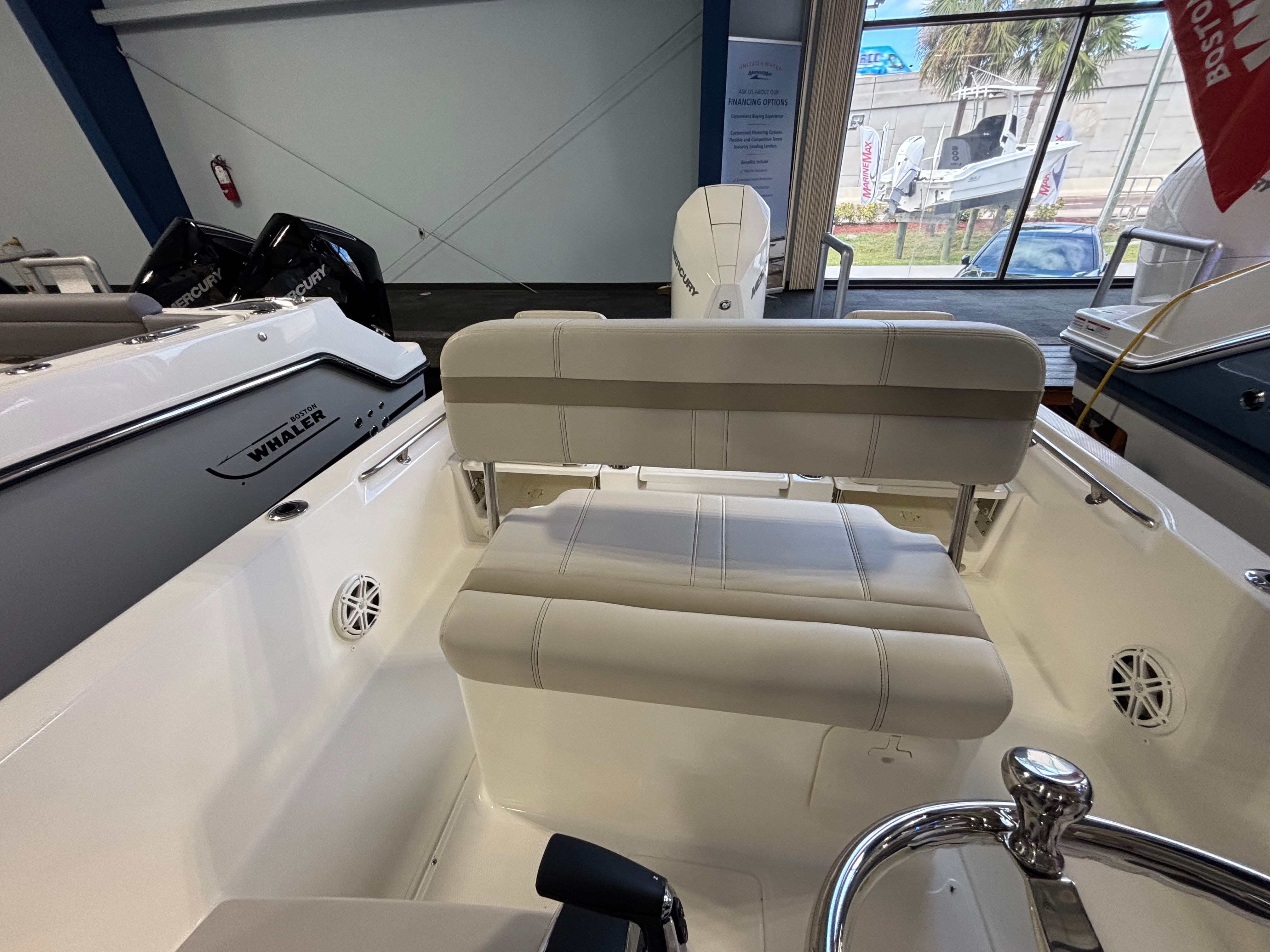 2026 Boston Whaler 250 Dauntless - 13