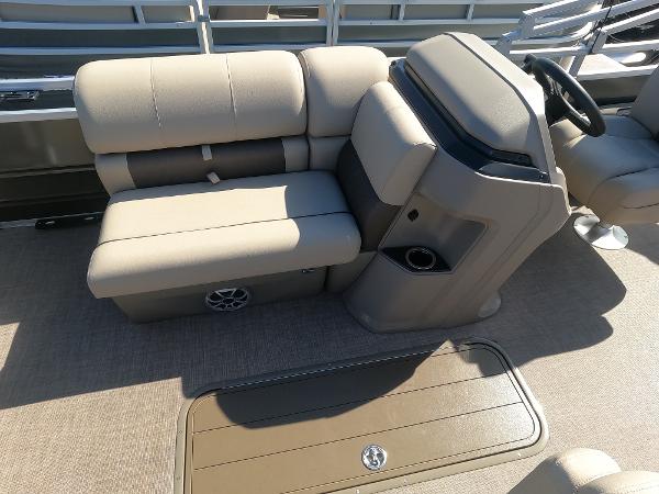 2024 Sun Tracker Fishin' Barge 22 XP3 interior seating and console area.