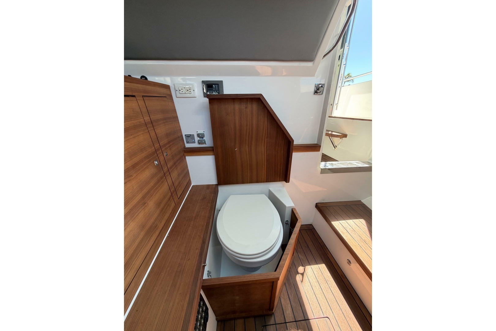 2018 Axopar 37 Cabin - Image 24
