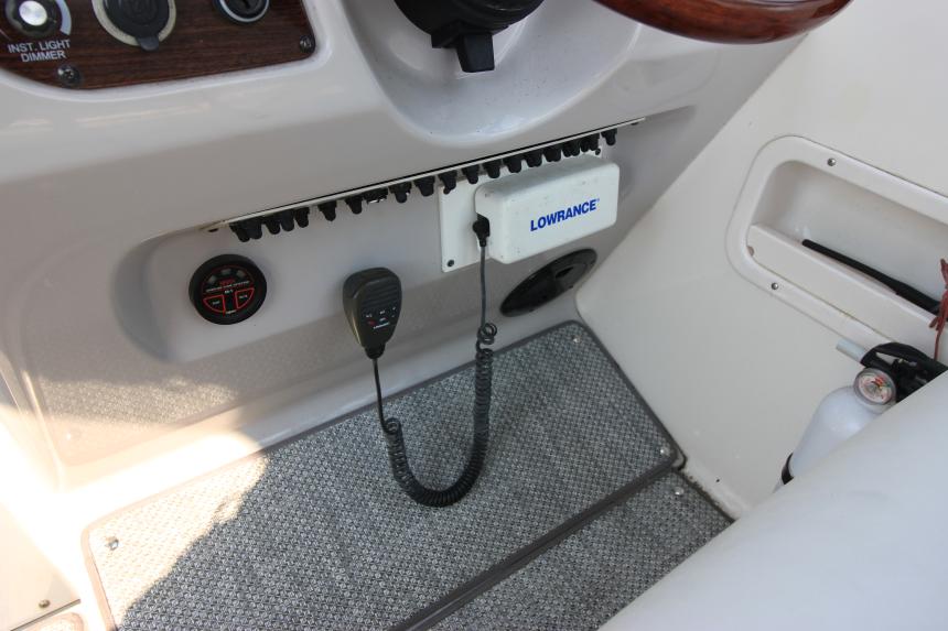 2006 Chaparral 276 Signature Cruiser dashboard with Lowrance marine electronics.